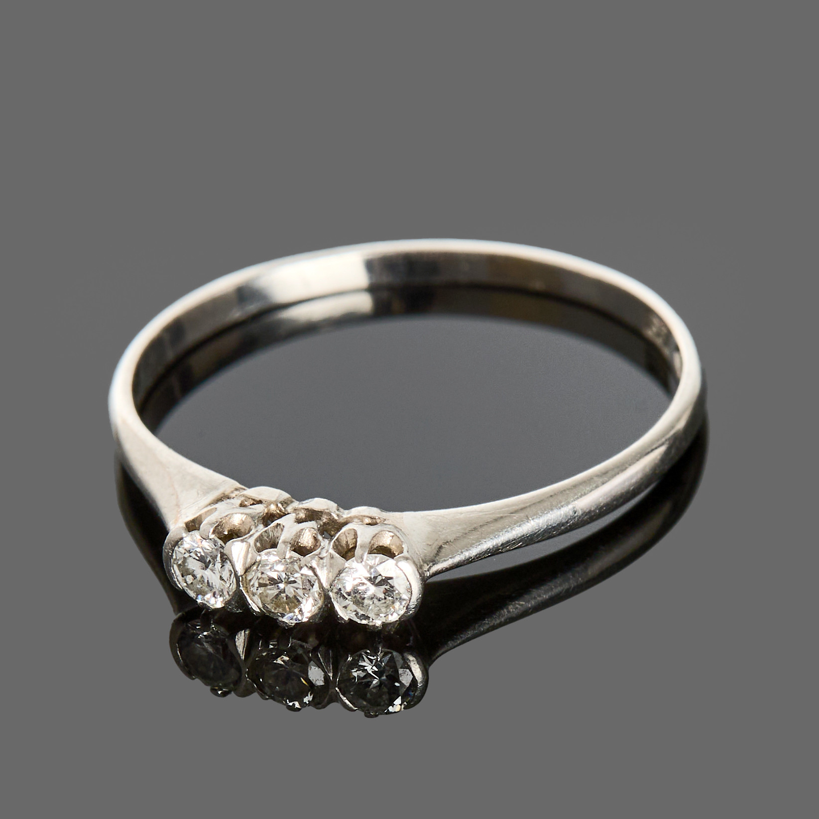 TRESTENSRING, platina, tre st briljantslipade diamater totalt ca 0.21ct, Hallbergs Guldsmed, 1951, Stockholm.