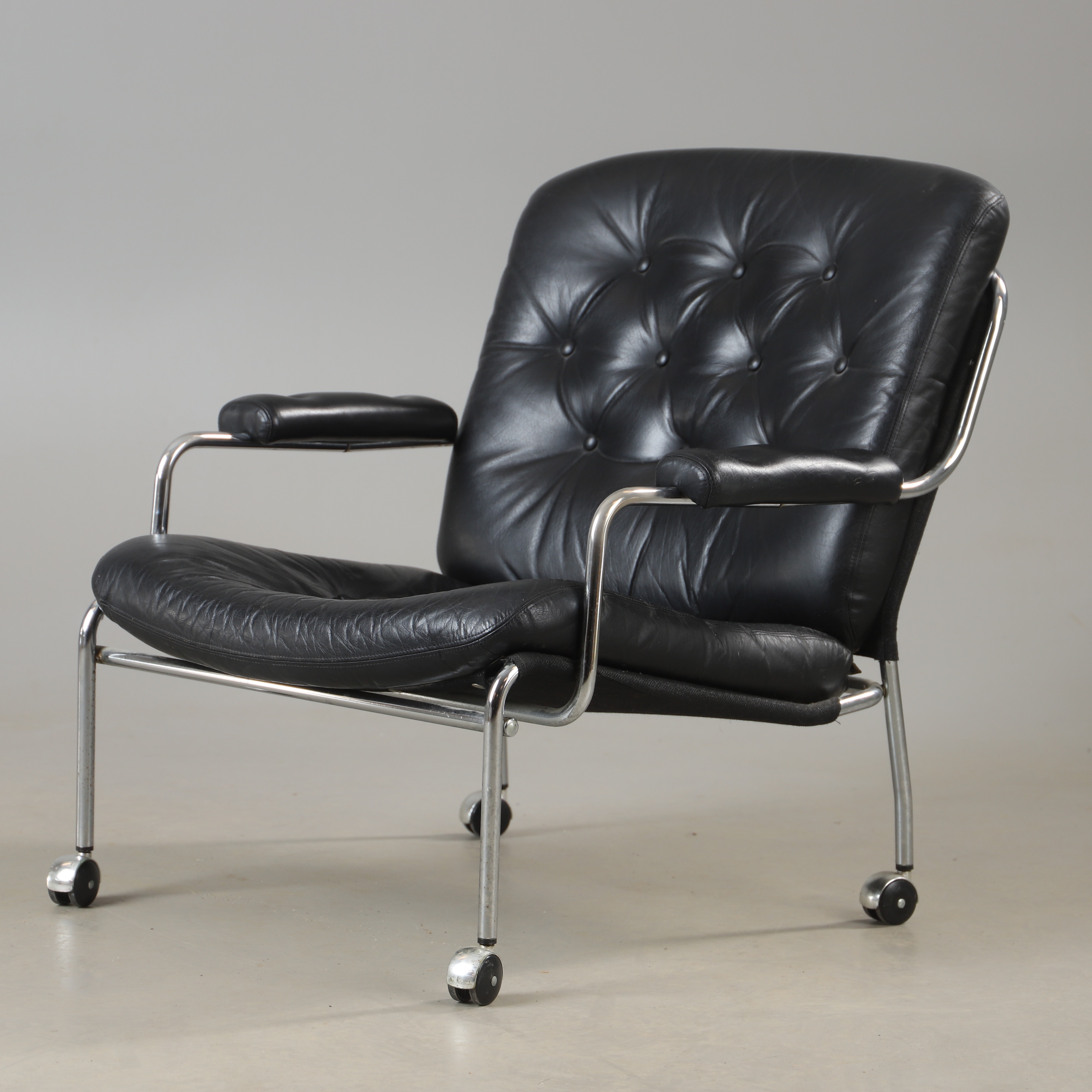 PETHRUS LINDLÖF. Fåtölj, "Åsa", svart skinnklädsel med kromad stomme, Lindlöfs Möbler, Lammhult.