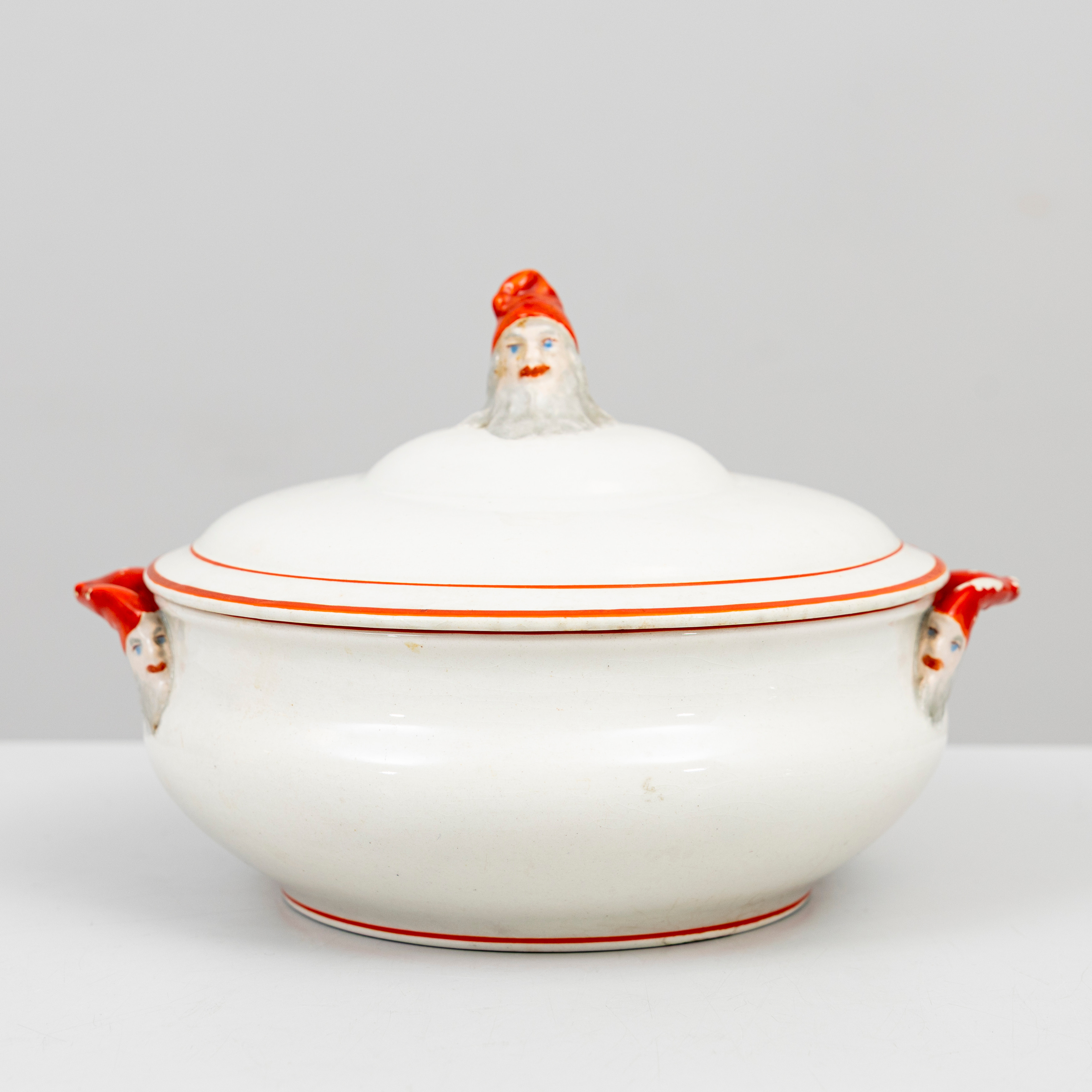 TERRIN med LOCK, flintgods, stämpelmärkt Göteborg, tidigt 1900-tal.