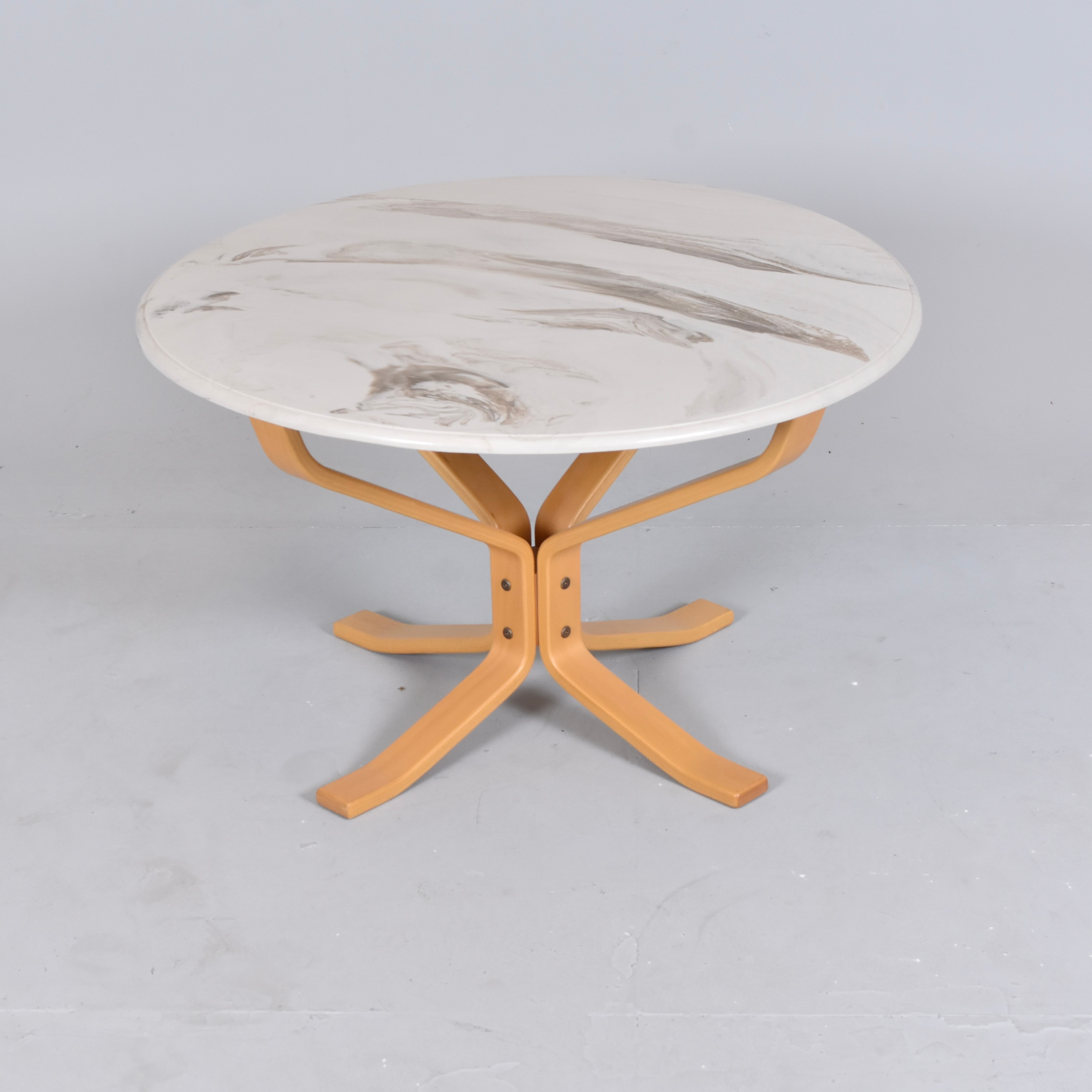 GUSTAV AXEL BERG. Soffbord med skiva i konststen, Bröderna Andersson, Ekenässjön.