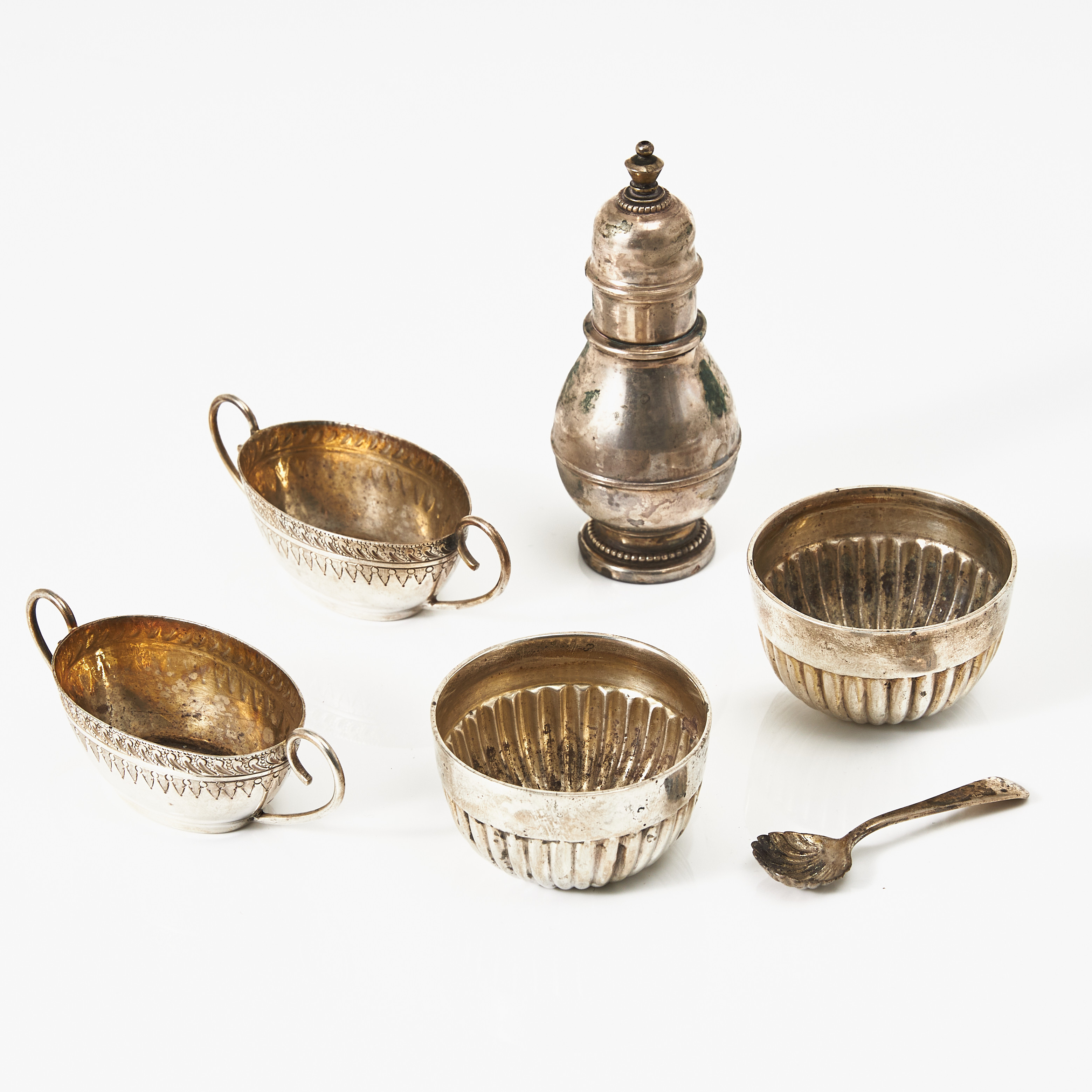 SALTKAR, 2 par, sterlingsilver, James Dixon & Sons resp Mappin & Webb, Sheffield 1890 resp. 1892, udda kryddkar medföljer.