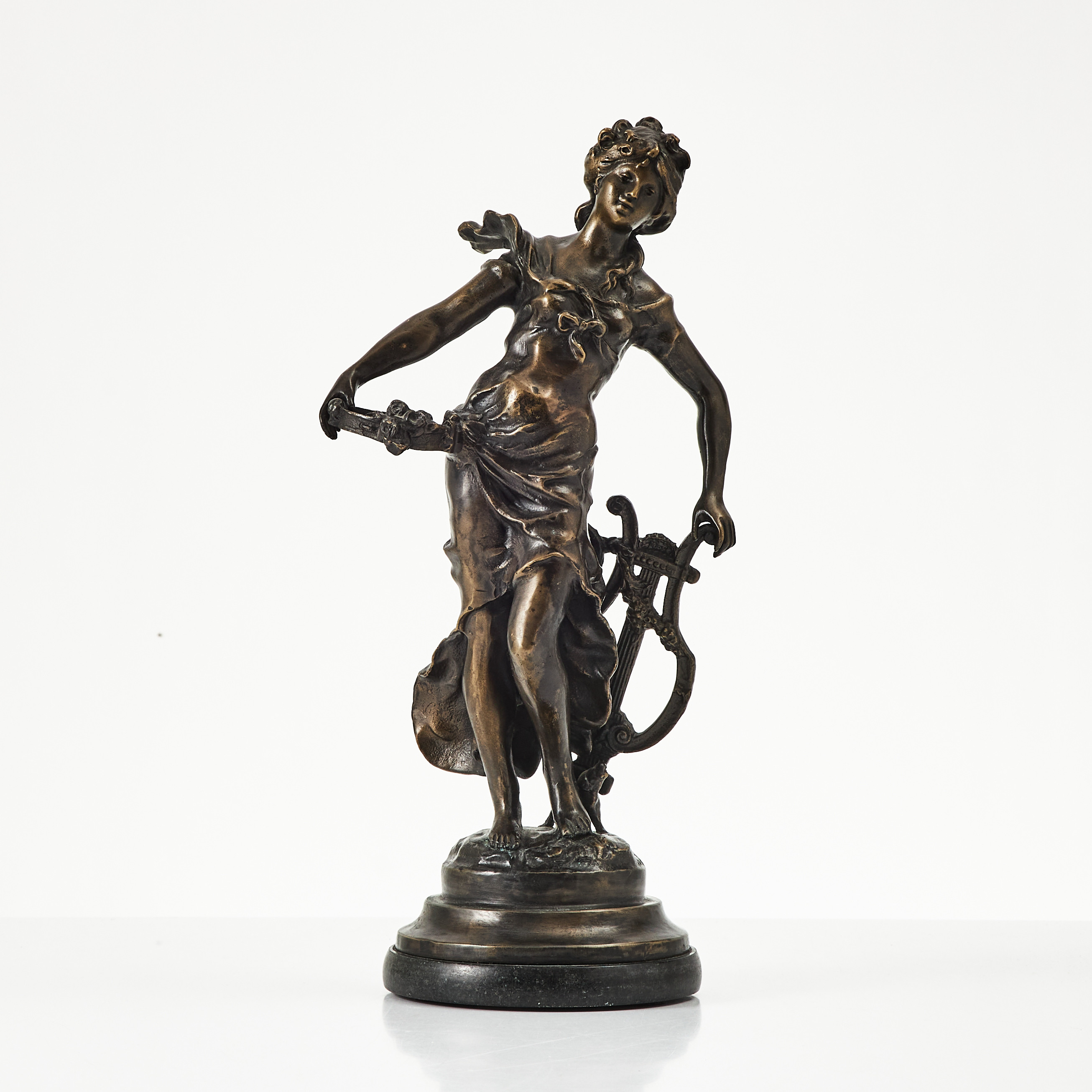 FIGURIIN, patinerad metall, Kvinna med lyra, märkt L & F Moreau, Paris France, sockel av sten.