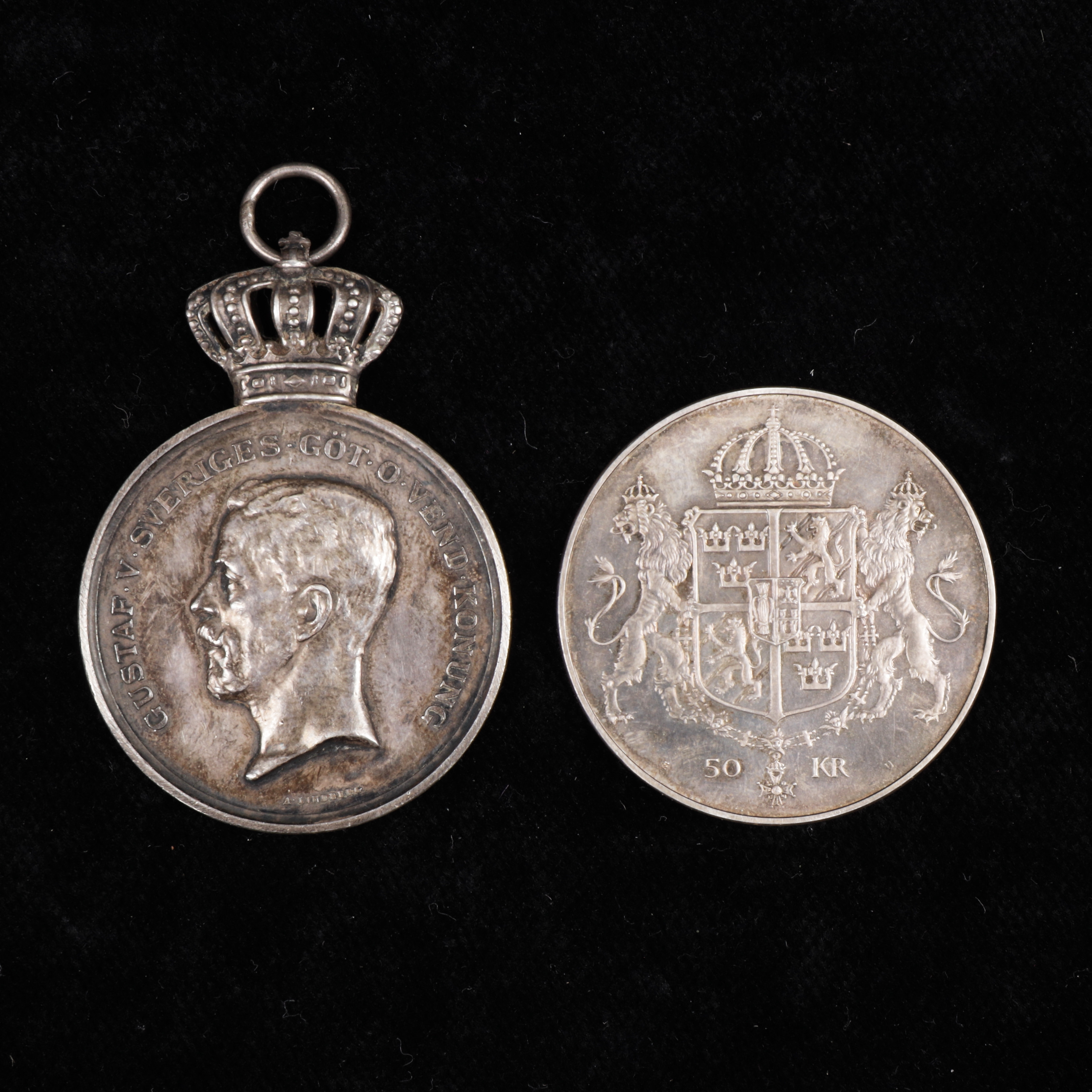 MYNT OCH MEDALJ, silver, totalvikt 49 gram.