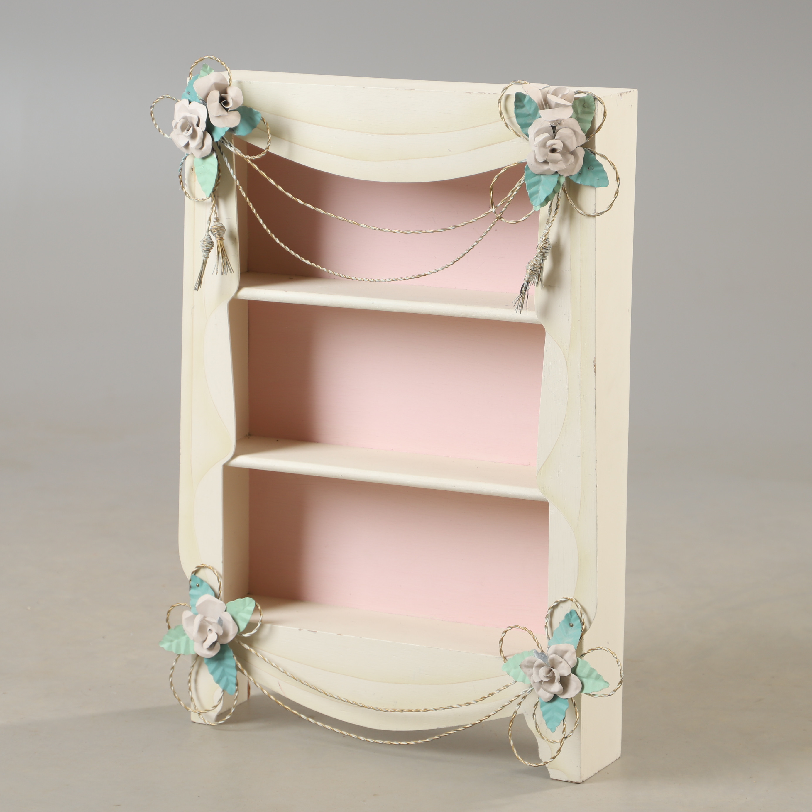 VÄGGHYLLA, målad trä, 2000-tal.