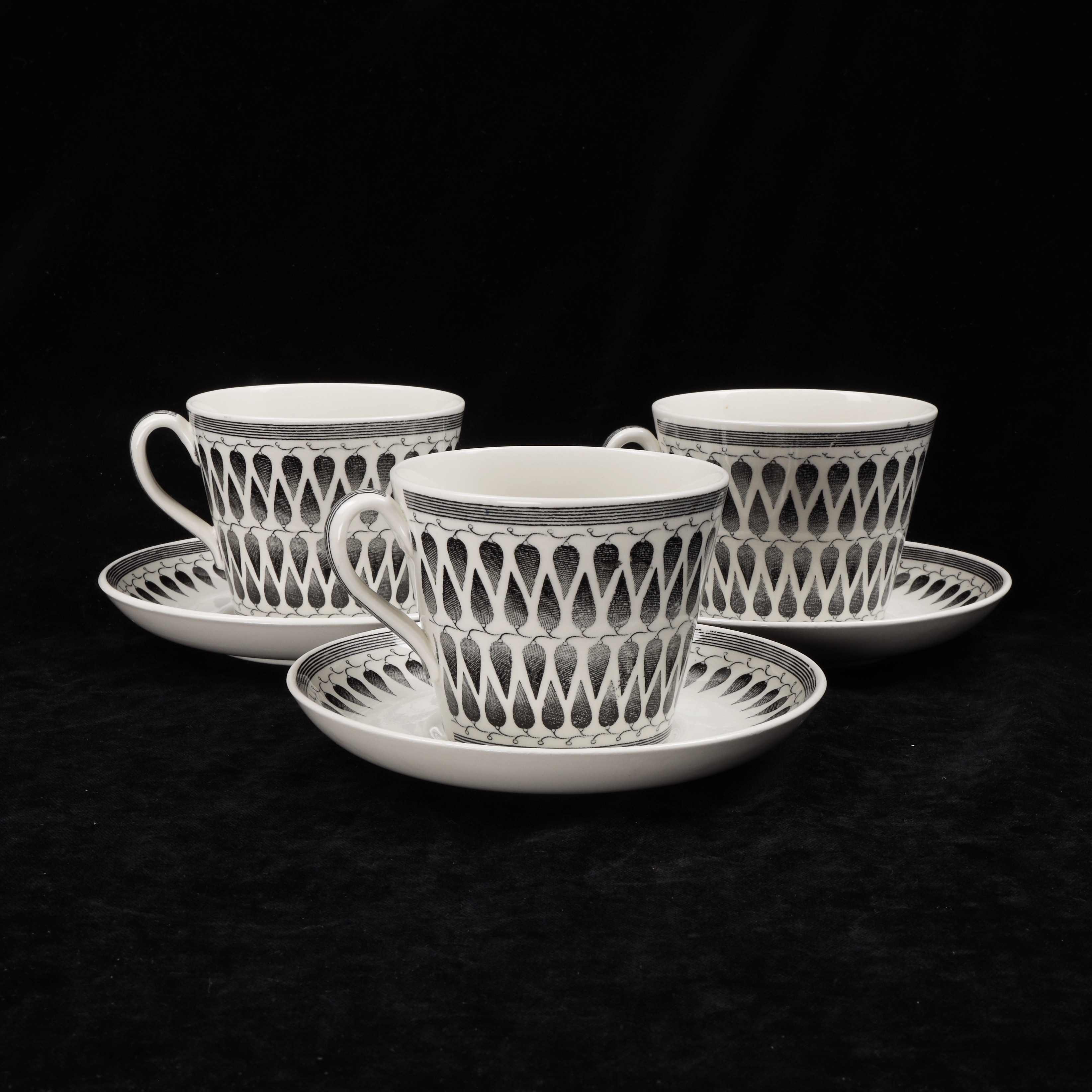 ARTHUR PERCY. Tekoppar med fat, "Lillemor", Upsala-Ekeby/Gefle, 1960-tal.