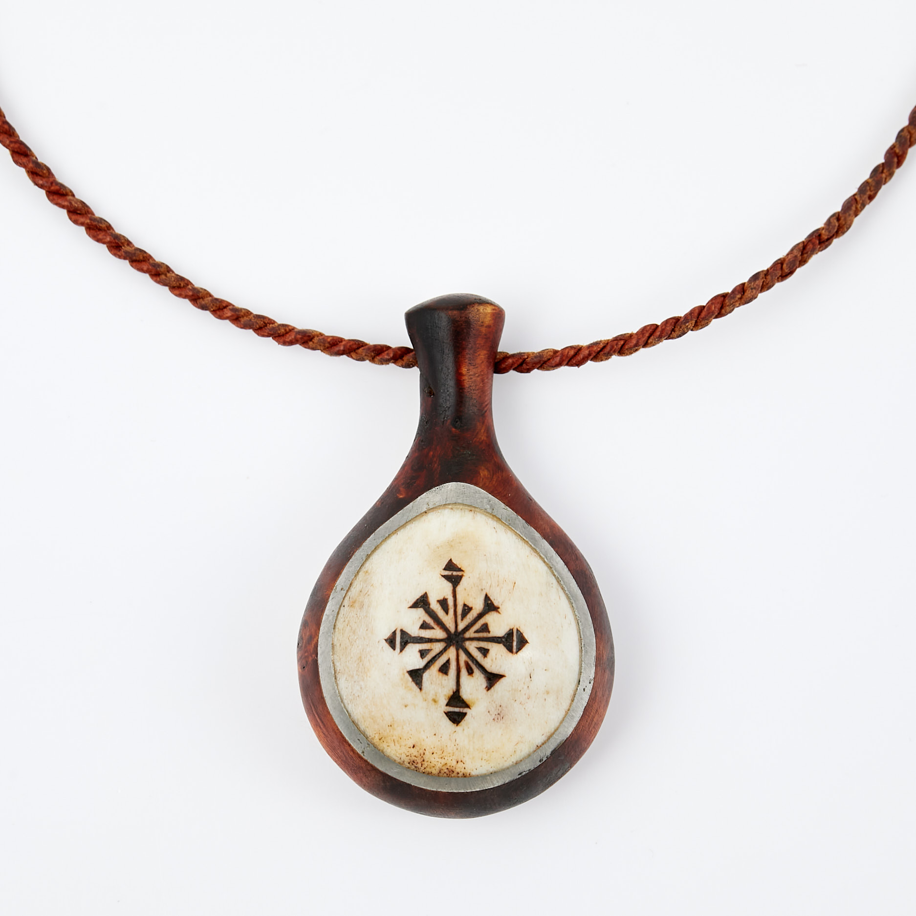 LARS PIRAK. halsband, Jokkmokk, björk, renhorn och tenn, signerat.