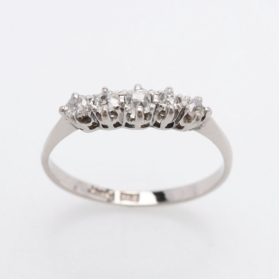 RING, 18K VITGULD, PLATINA & DIAMANTER, TOTALT Ca. 1,9 g.