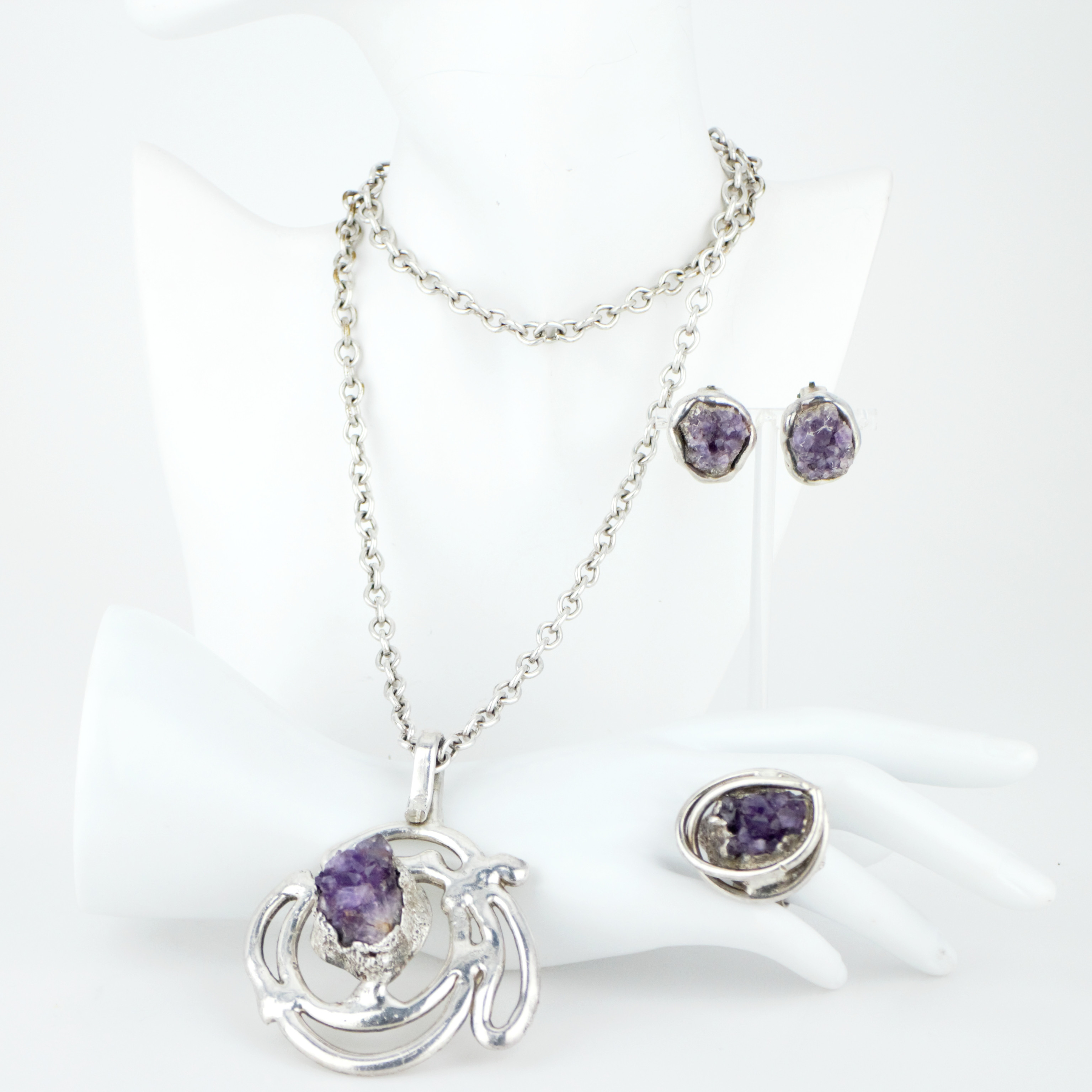 HALSBAND, RING och ÖRHÄNGEN, råa ametistkluster infattade i försilvrad metall, brutalistisk stil, 1970-tal, troligen Jacob Hull för Buch & Deichmann, Danmark.