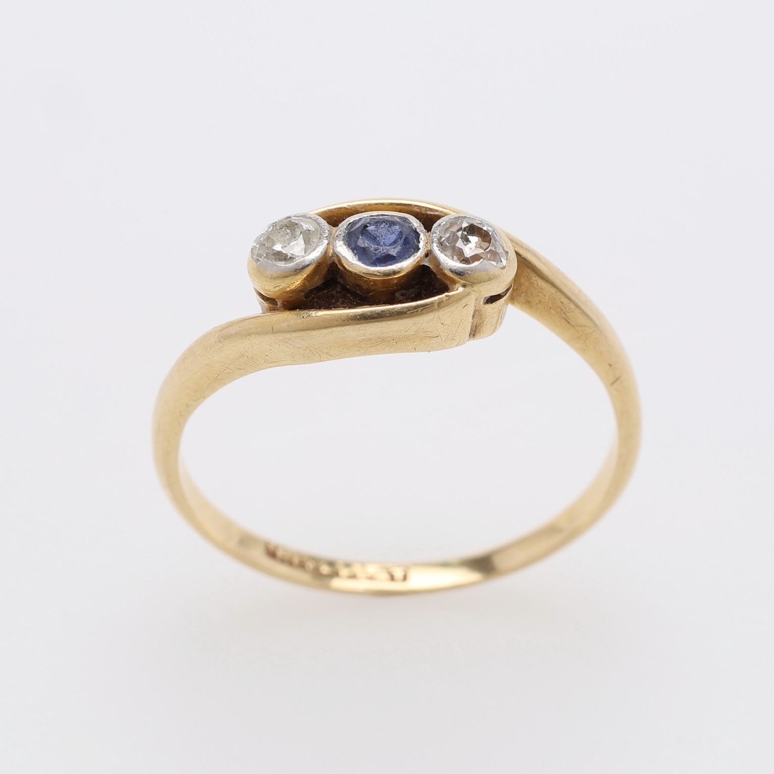 RING, 18K GULD, PLATINA, SAFIR & GAMMALSLIPADE DIAMANTER, TOTALT Ca. 2,4 g.