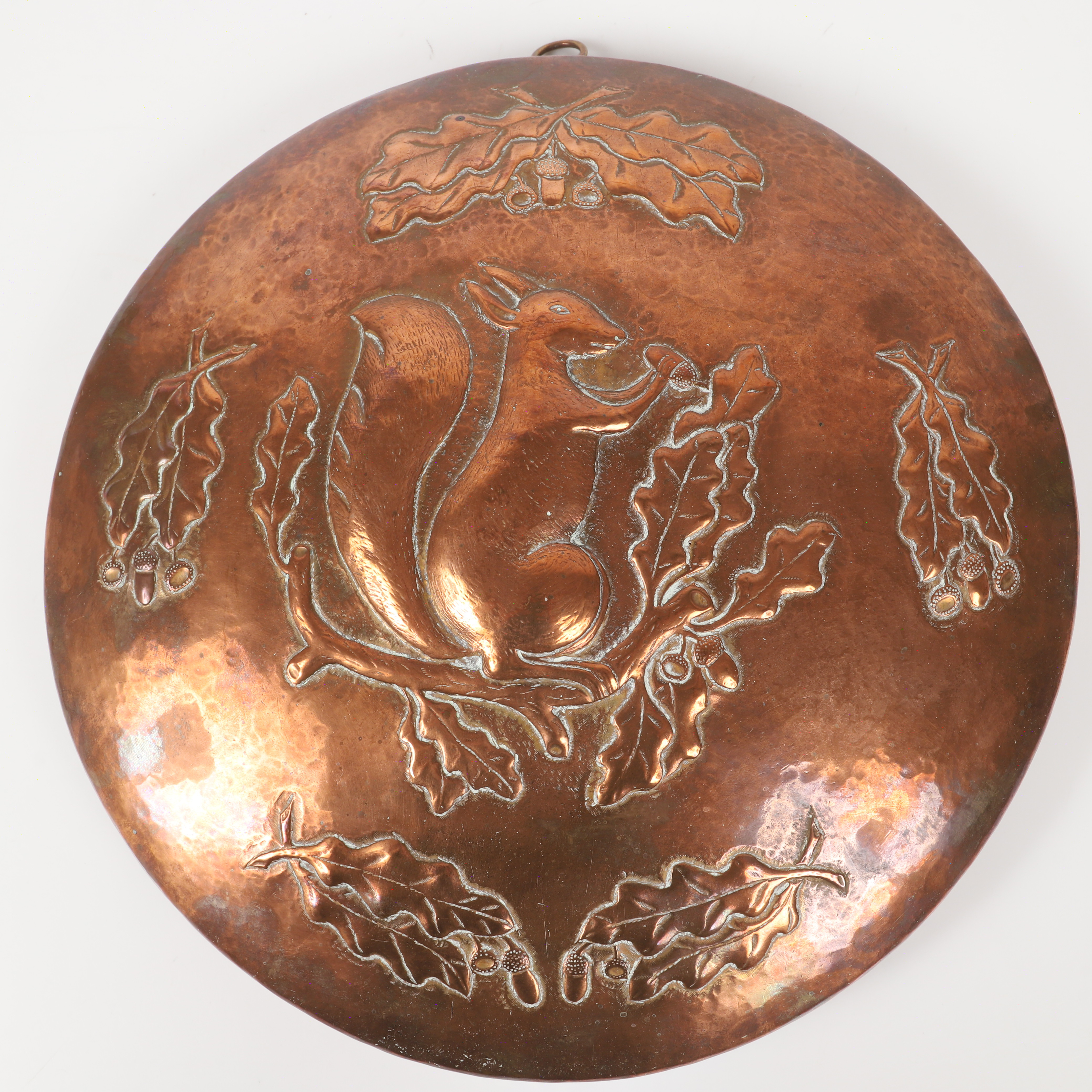 KOPPARFORM/VÄGGDEKORATION. Med driven dekor av ekorre med ekollon, runt centrala motivet ekblad, 1800-tal.