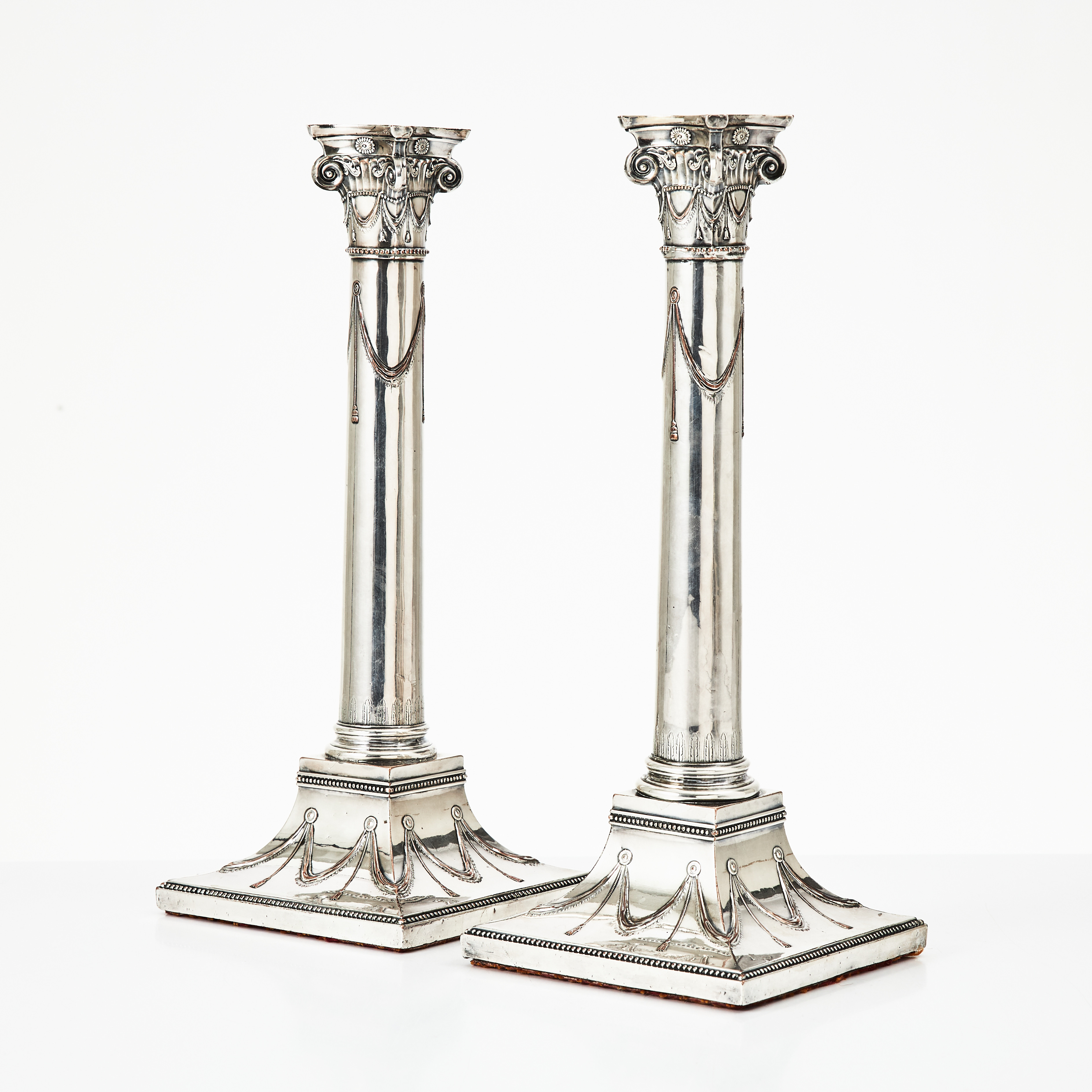 LJUSSTAKAR, ett par, pläter, 1800-tal, sannolikt England, i form av kolonner med joniska kapitäl.