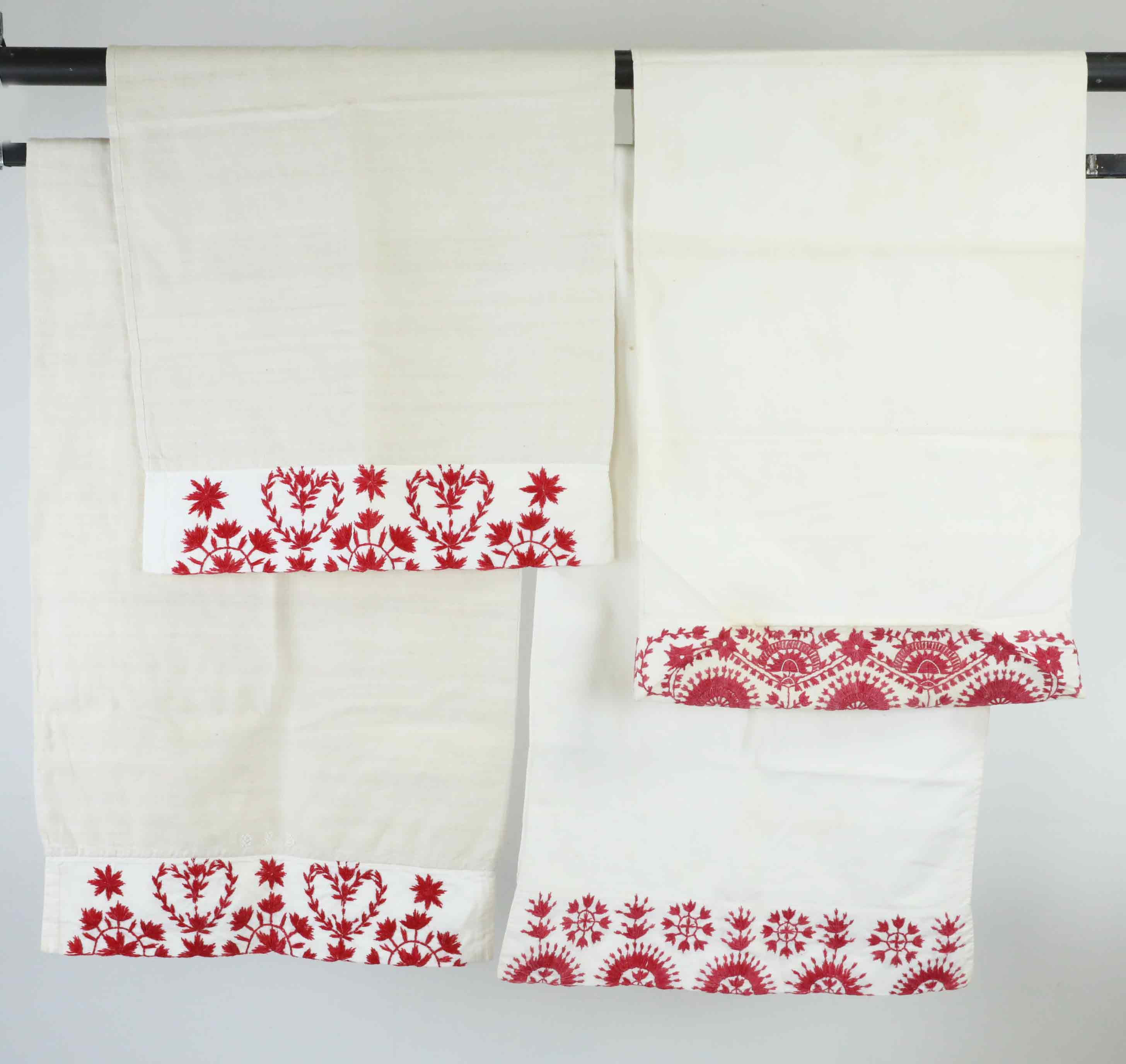 TEXTILIER, örngott med Järvsösöm, 4 st, Hälsingland, 1800-tal.