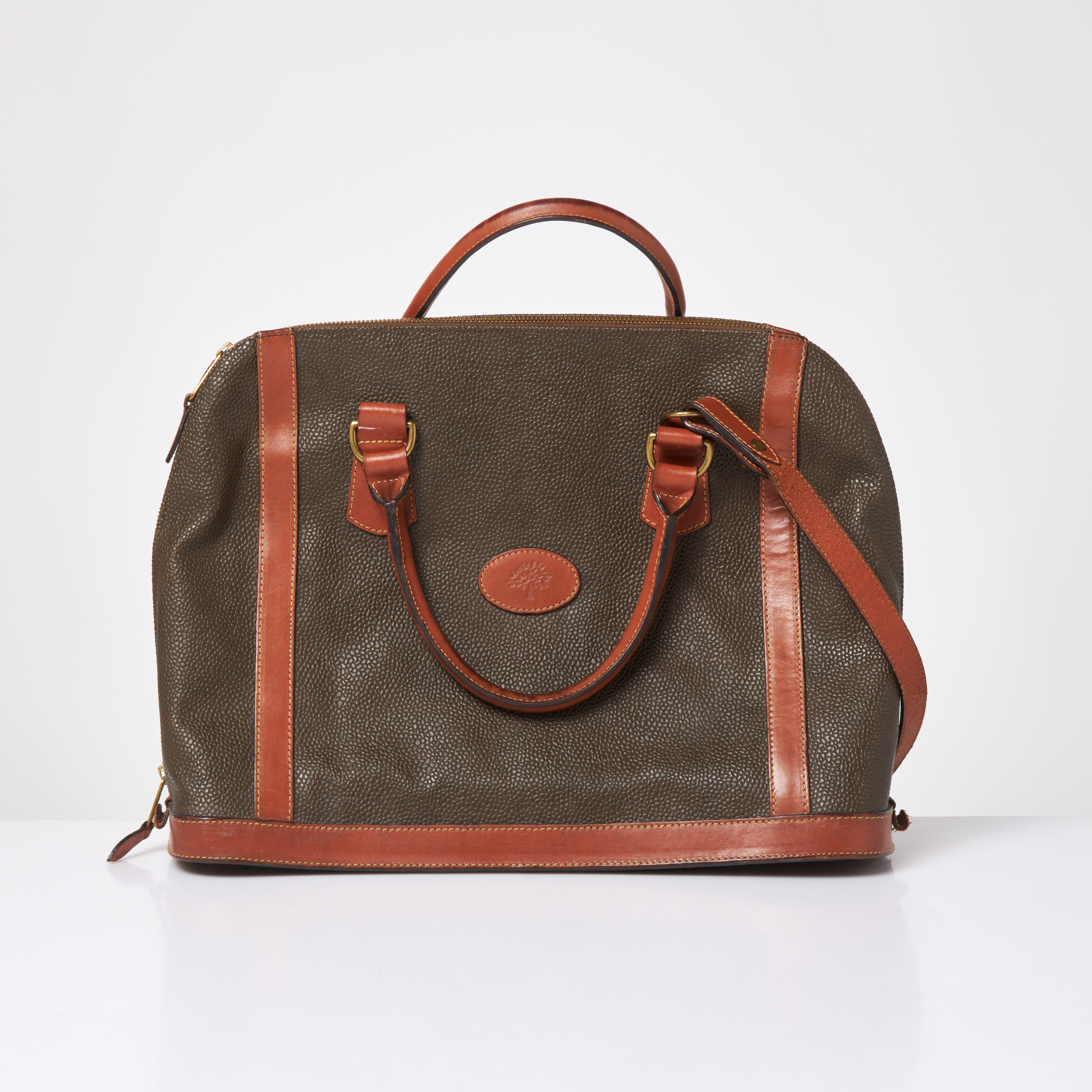 MULBERRY. Väska i scotchgrain, detaljer i cognacsfärgad läder samt gulmetall, dubbla handtag samt löstagbar axelrem.