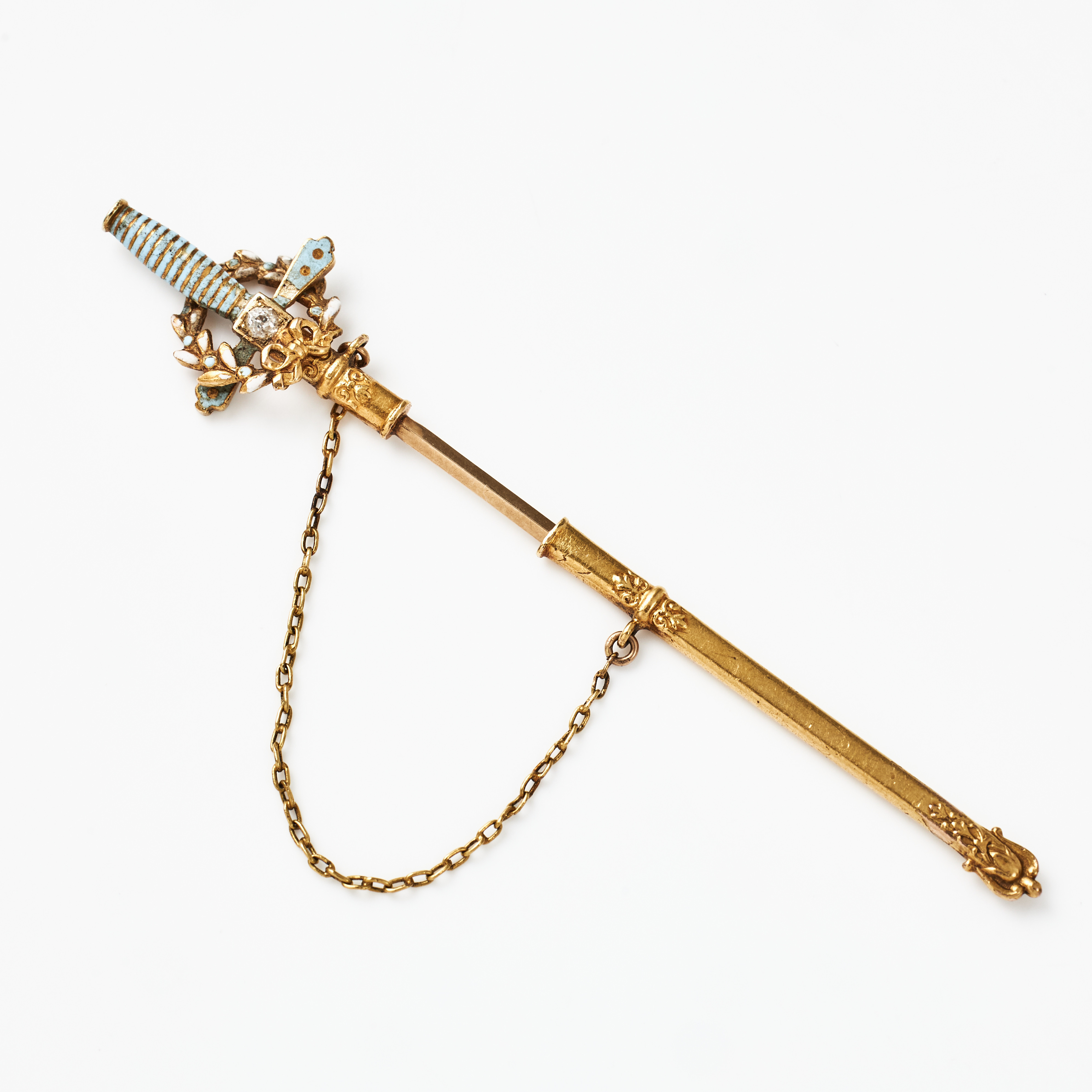 KRAVATTNÅL, s.k. Japot pin, 18 k guld, i form av värja, dekor av turkos och vit emalj samt en gammalslipad diamant ca 0,04 ct, 1800-talets senare del.