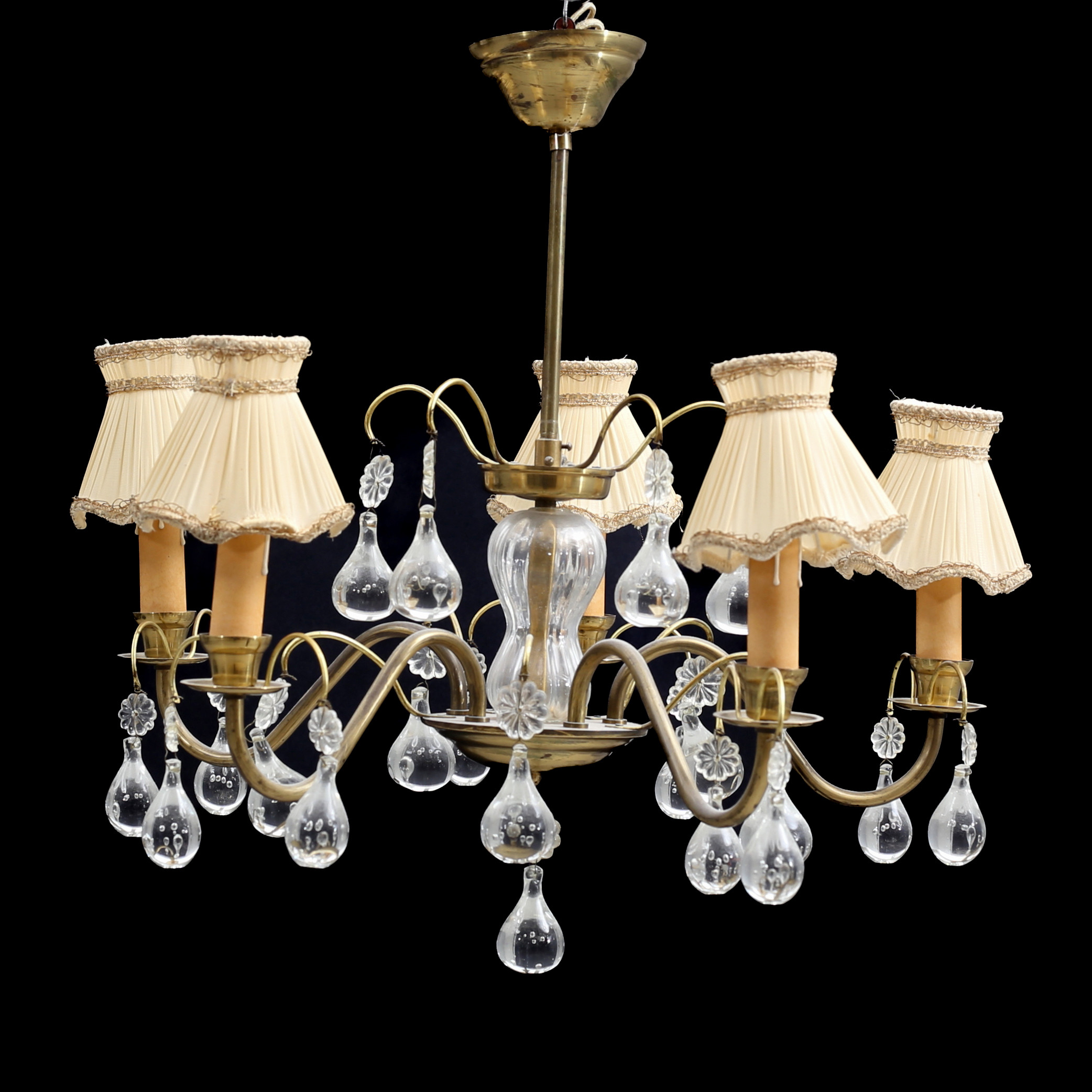 TAKLAMPA, gulmetall/glasdroppar, 1900-talets mitt.