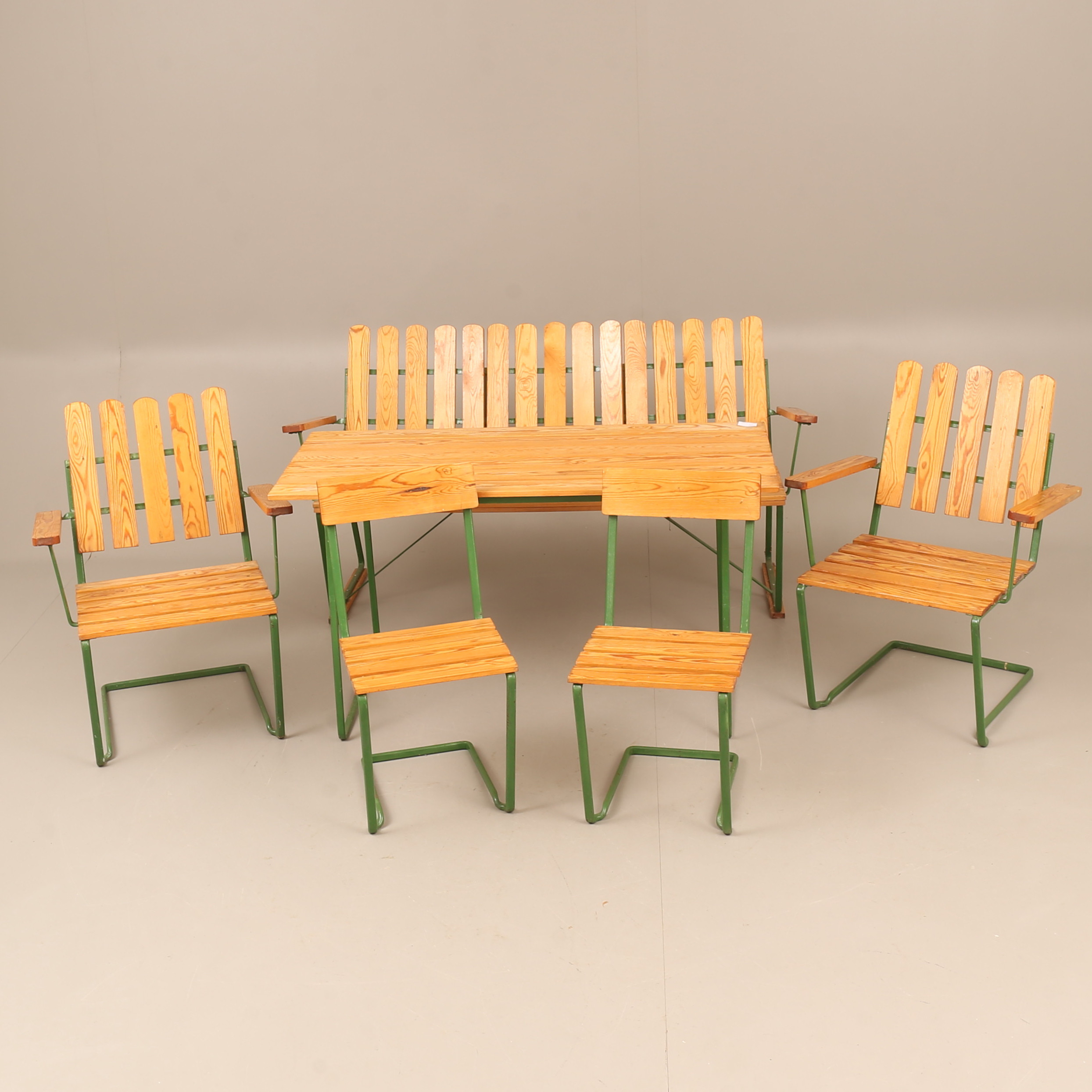 TRÄDGÅRDSMÖBEL, 6 delar, furu, gjutjärn Grythyttan, 1900-tal.