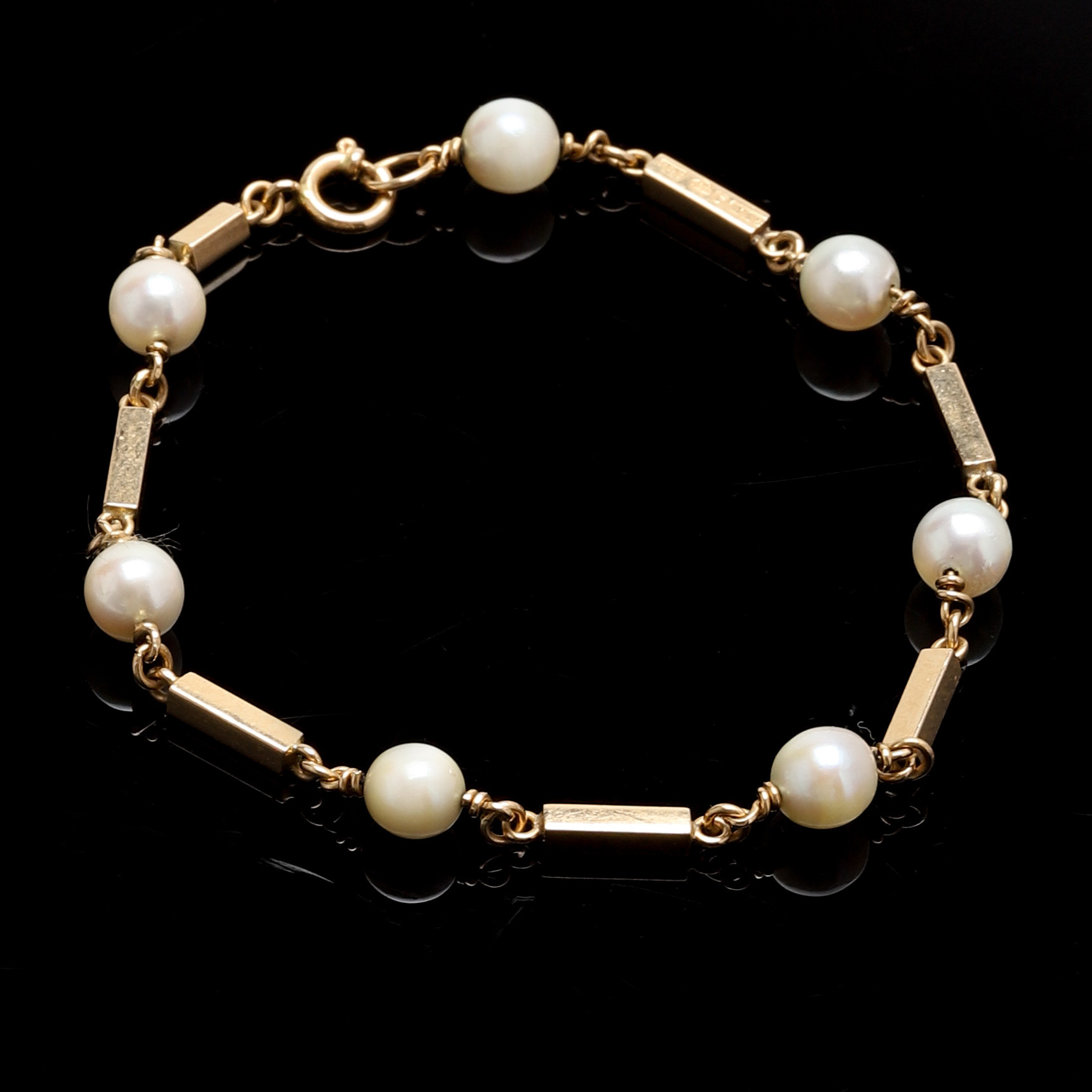 ARMBAND MED ODLADE PÄRLOR. 18k guld. Aktiebolag Guldvaruhuset, Stockholm, 1966. Vikt ca 6,9 gram.