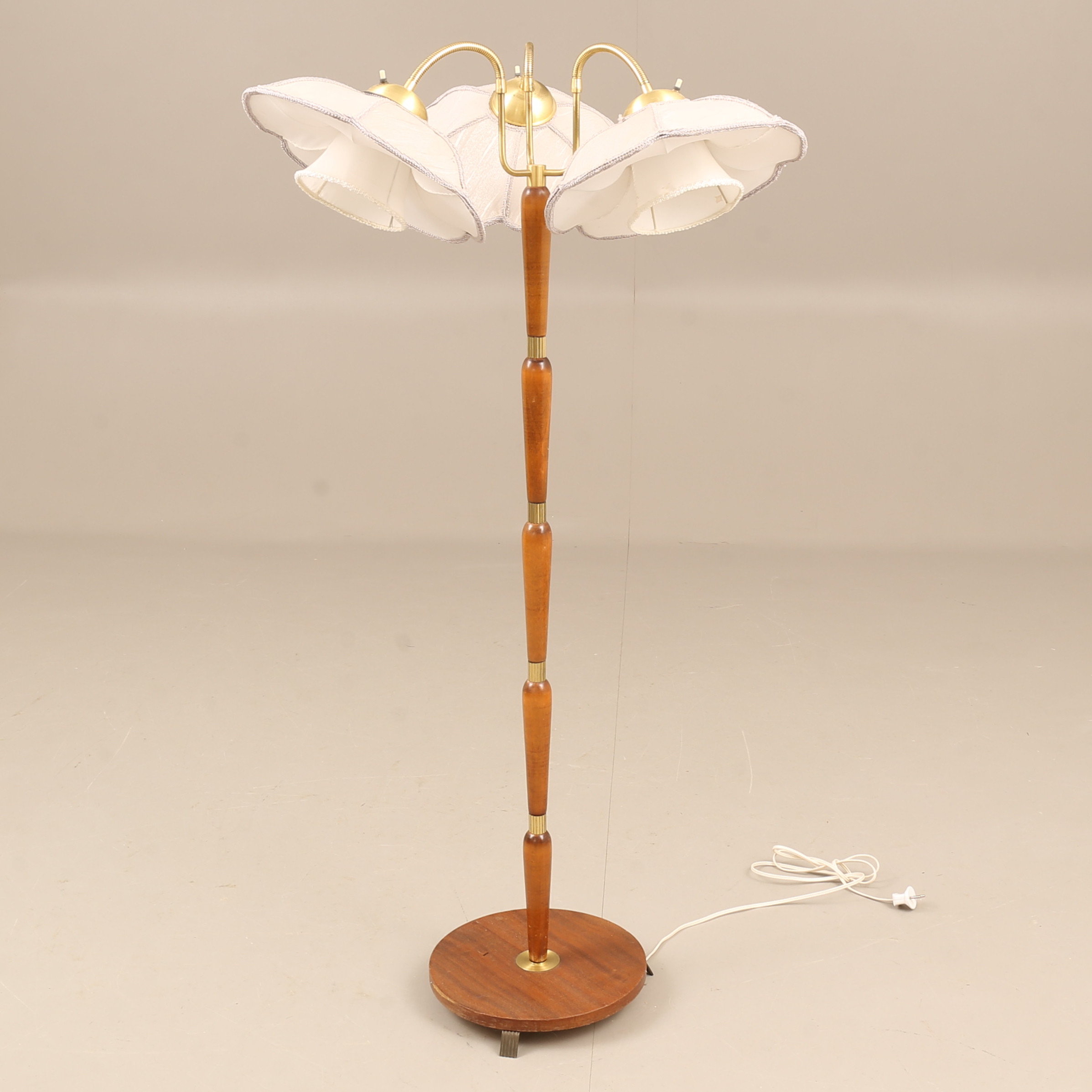 GOLVLAMPA, trä, mässing, 1900-talets mitt.