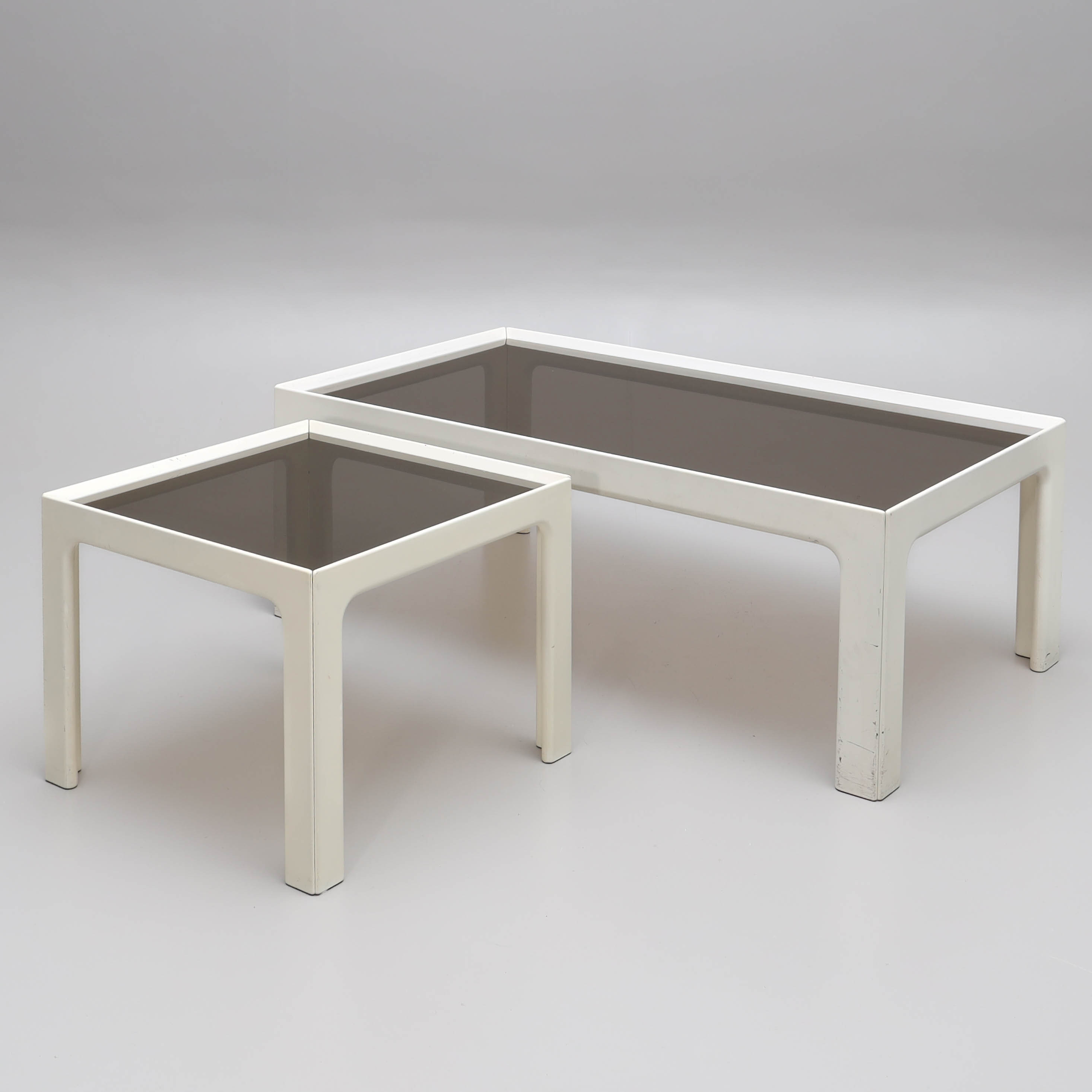 BERTIL FRIDHAGEN. Soffbord & sidobord, 2 delar, vitlackat trä, tonad skiva i glas, Ab Emmaboda Möbelfabrik, 1970-tal.