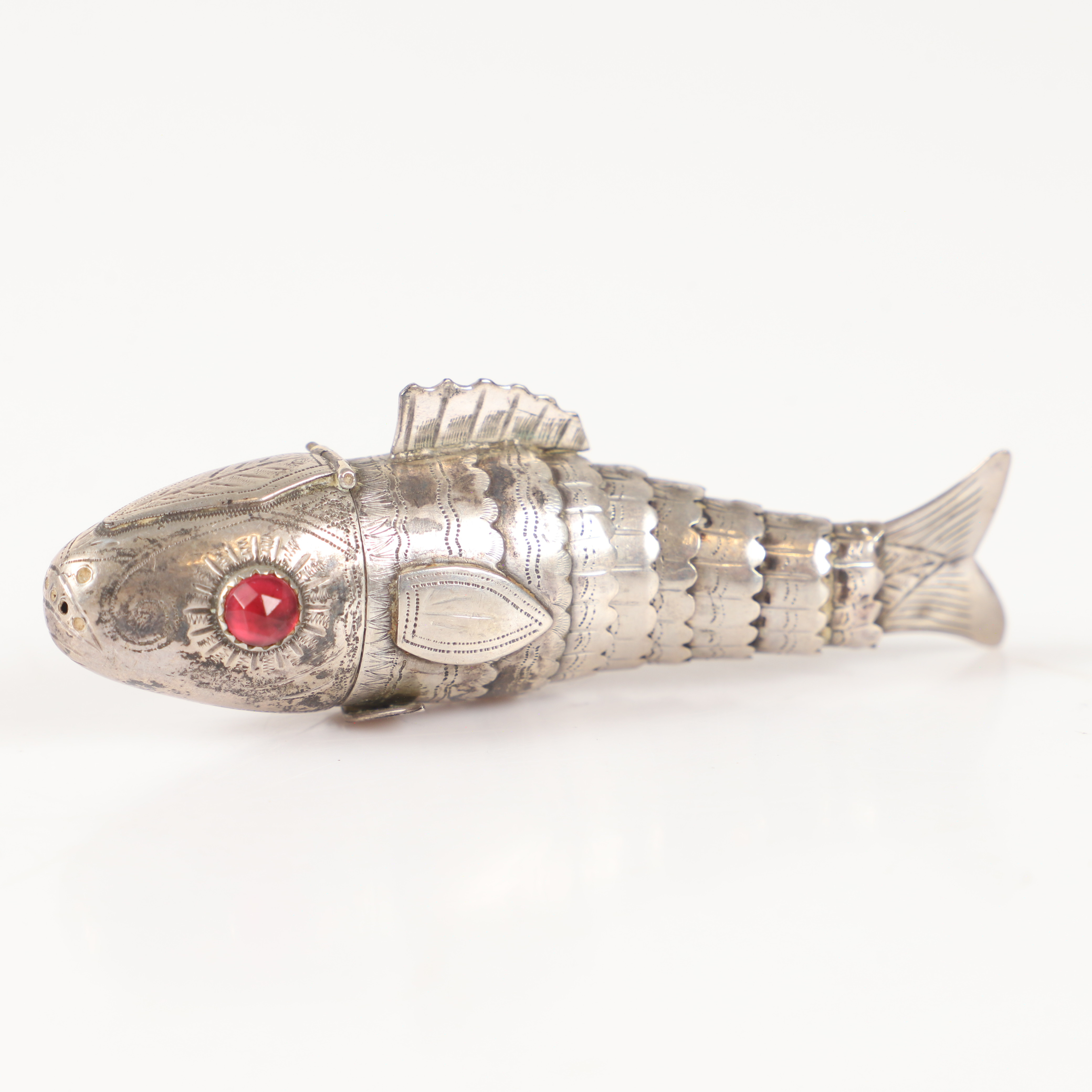 SKULPTUR, miniatyrfisk med dosa och ledad kropp, silver med cabochonslipade stenar.