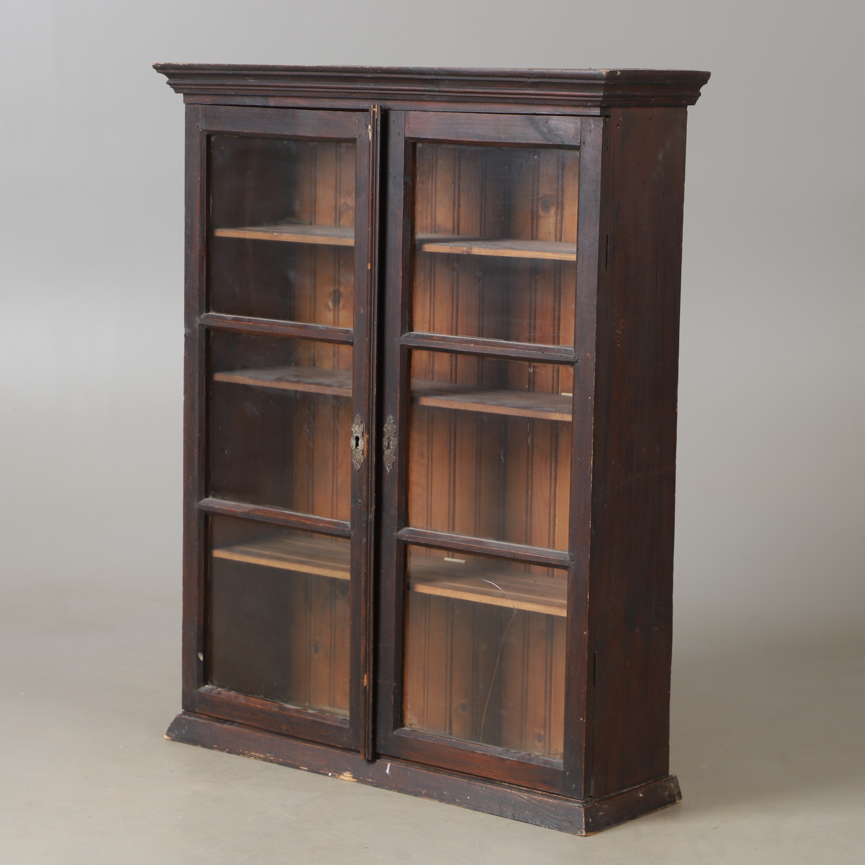 VITRINSKÅP, målat, 1900-talets första hälft.