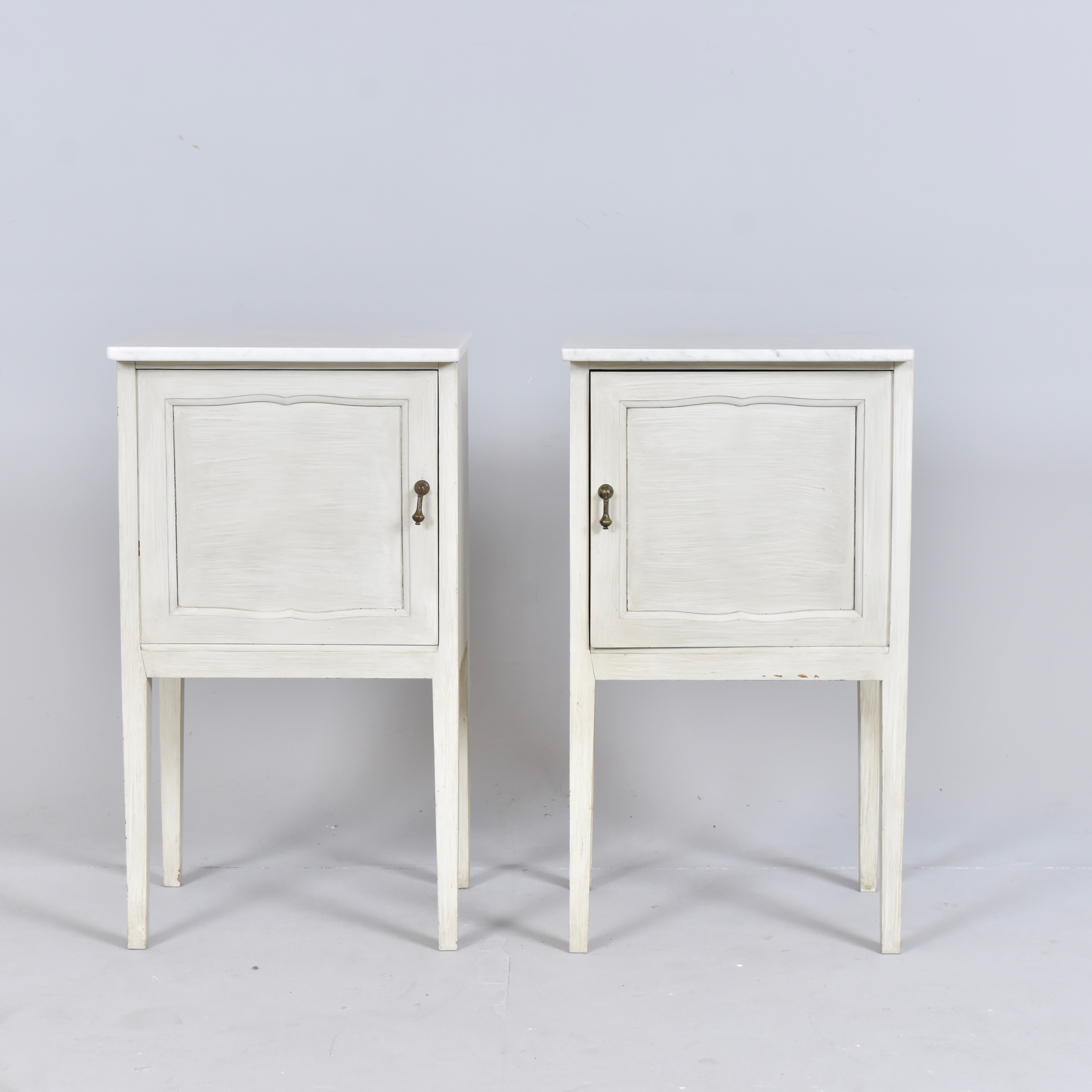 NATTDUKSBORD med marmorskivor, 1-par, bemålat trä, 1900-talets första hälft.