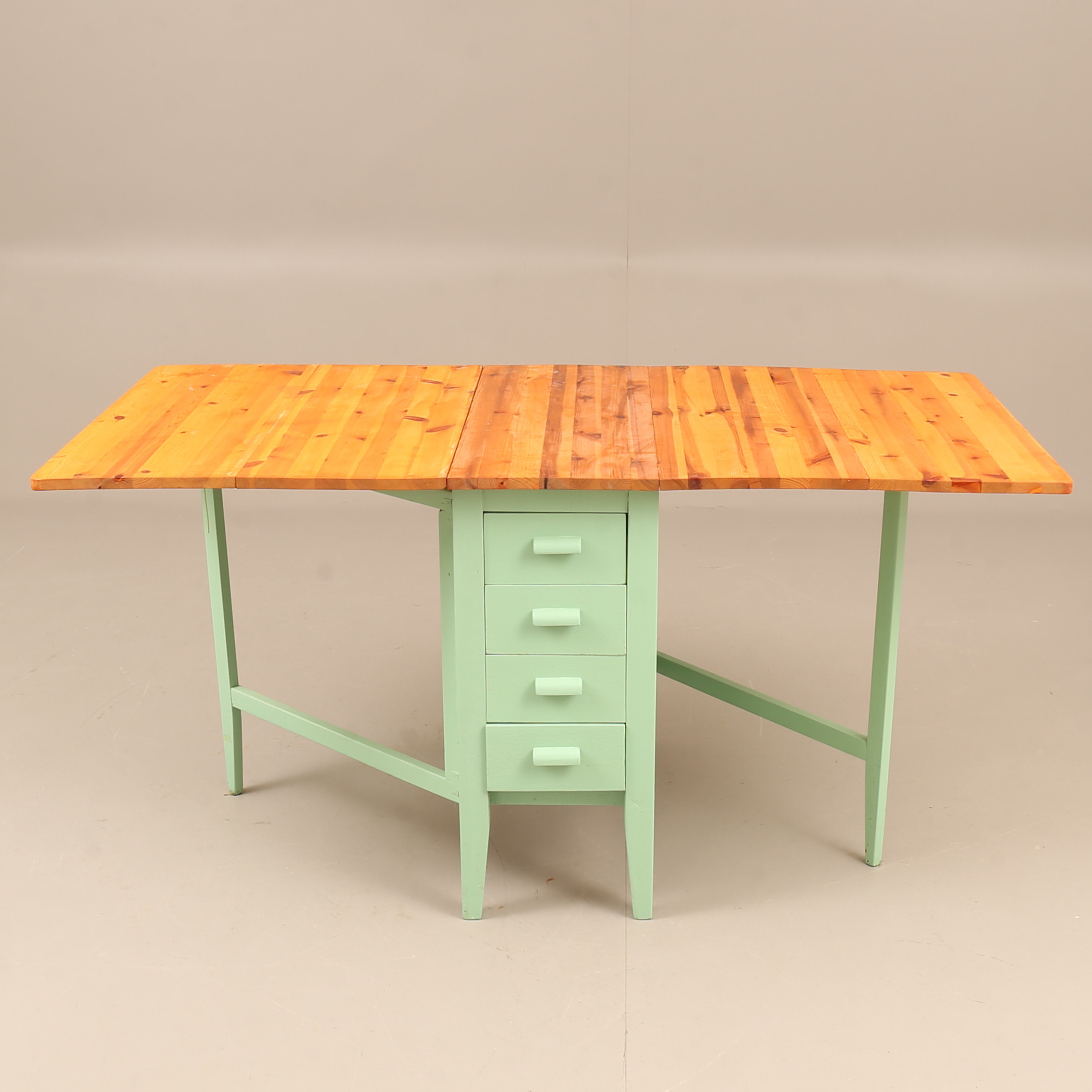 SLAGBORD, furu, bemålat, sent 1900-tal.