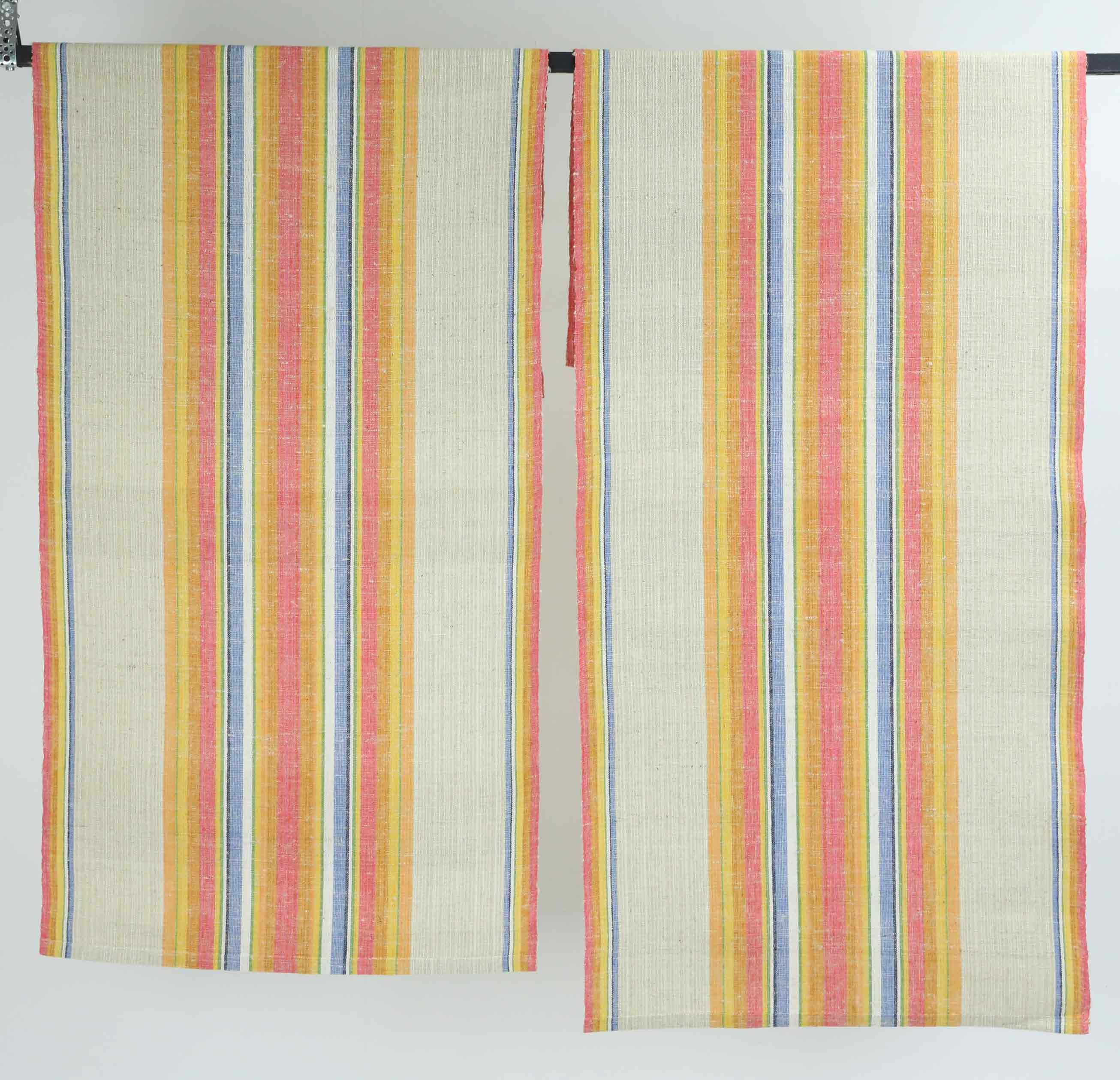 TEXTIL, Bordslöpare, 2 st, hellinne, Hälsingland, 1900-tal.