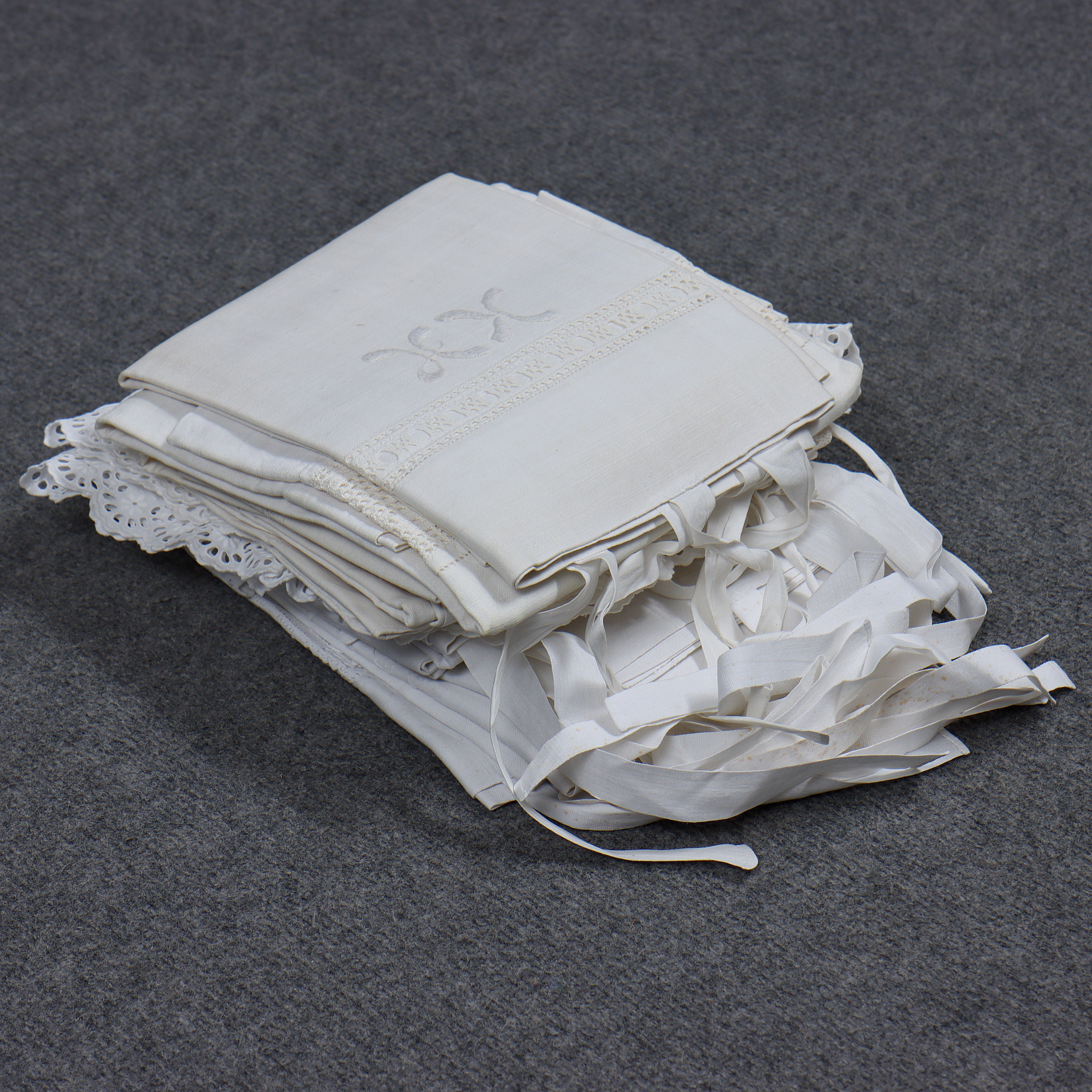 SAMLING ÖRNGOTT I LINNE, 1900-TAL.