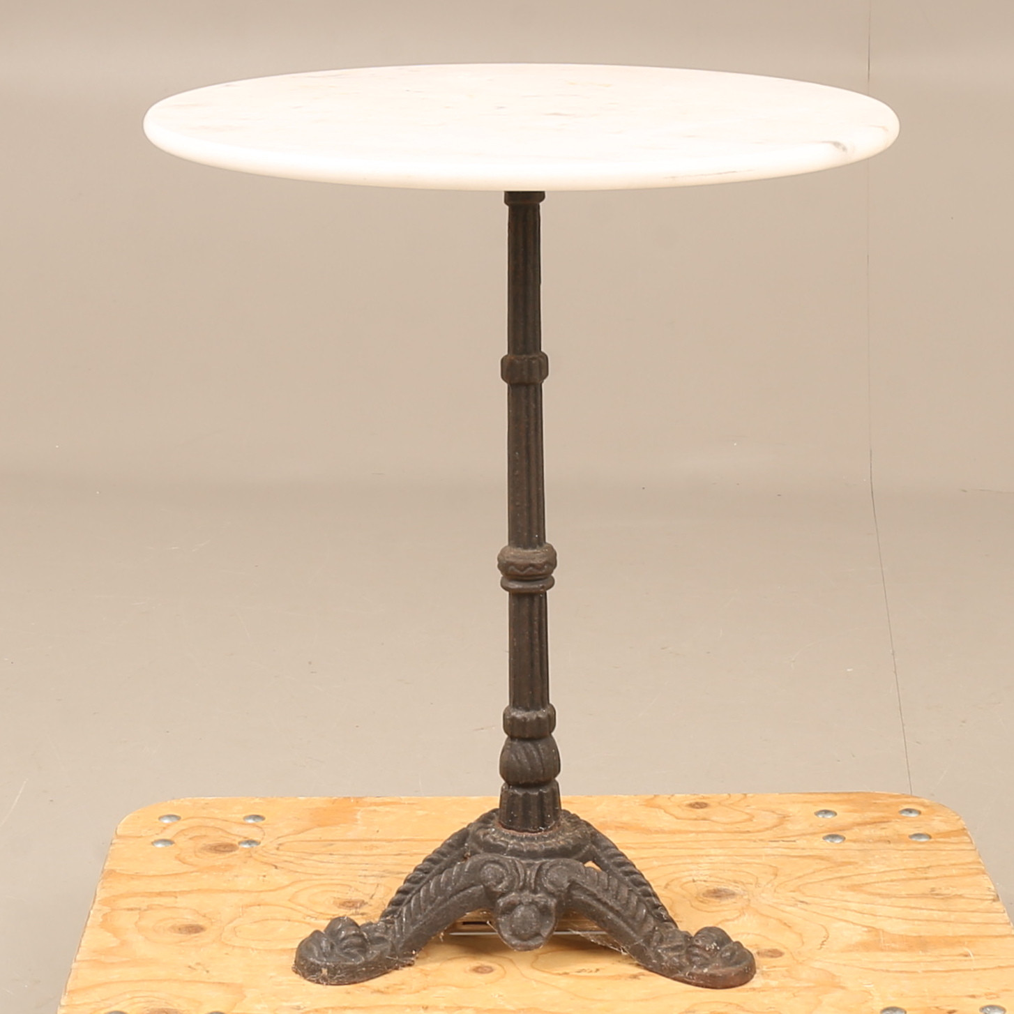 TRÄDGÅRDSBORD, metall, skiva av sten, nutida.