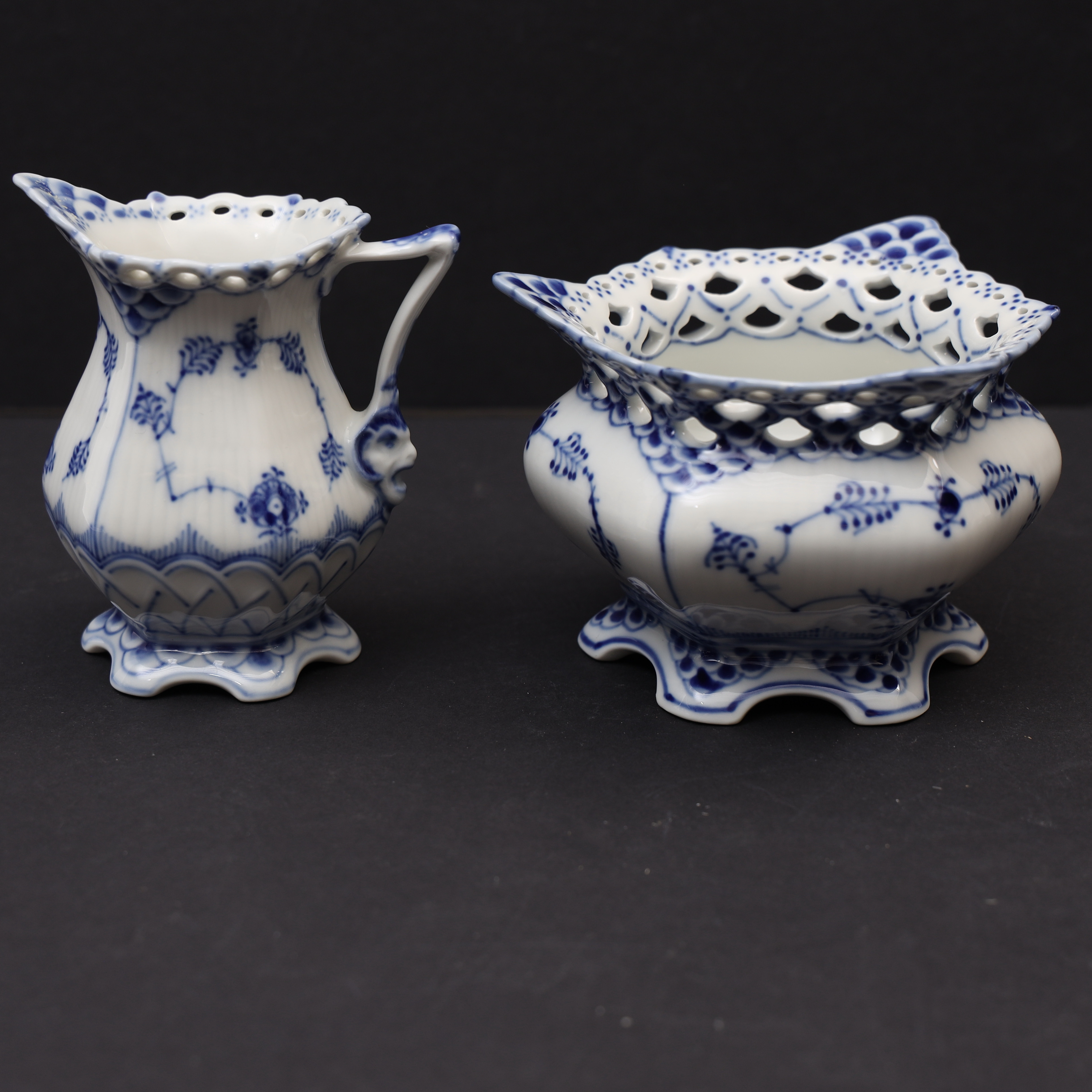 ARNOLD KROGH. Sockerskål & Gräddkanna, musselmalet, helblond.