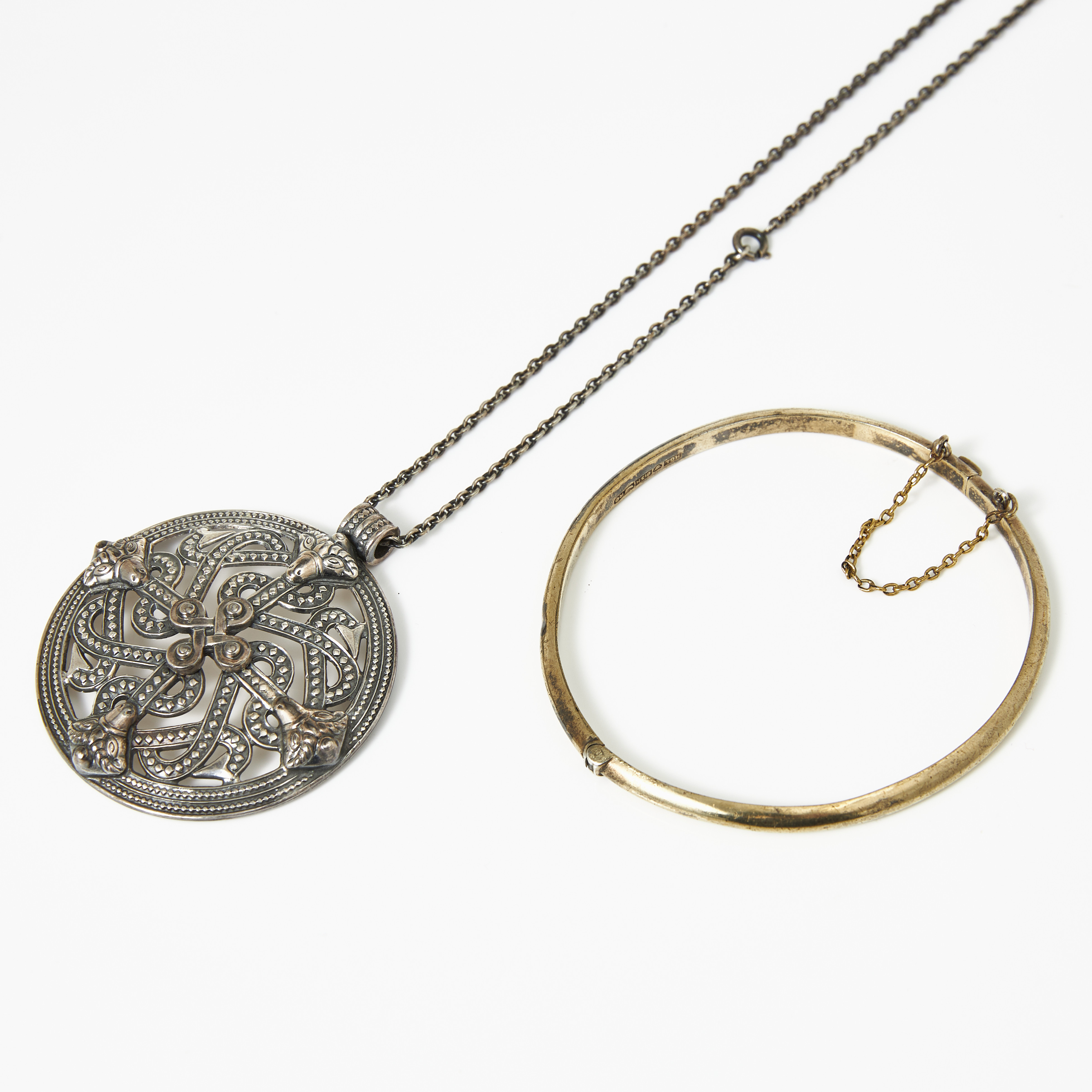 ARMRING, förgyllt silver/813, Holger Lindström, Helsingfors 1946, KALEVALA KORU, hänge med kedja, sterlingsilver, med fornnordisk dekor, Helsingfors 1969.