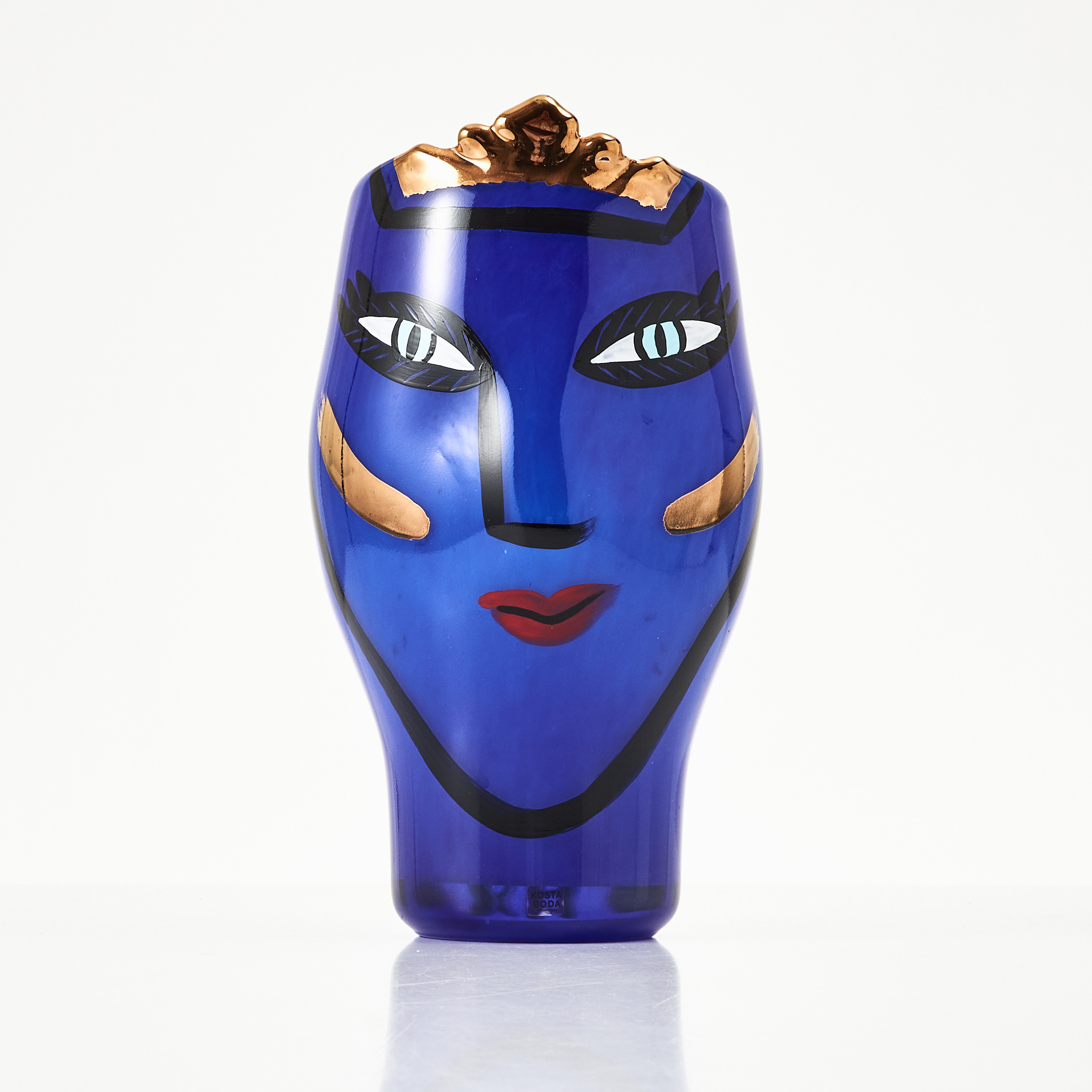 ULRICA HYDMAN-VALLIEN. Vas, "Open minds jubileum" Kosta Boda, blå glasmassa med målad dekor, signerad Kosta Boda Ulrica HV 7041008.