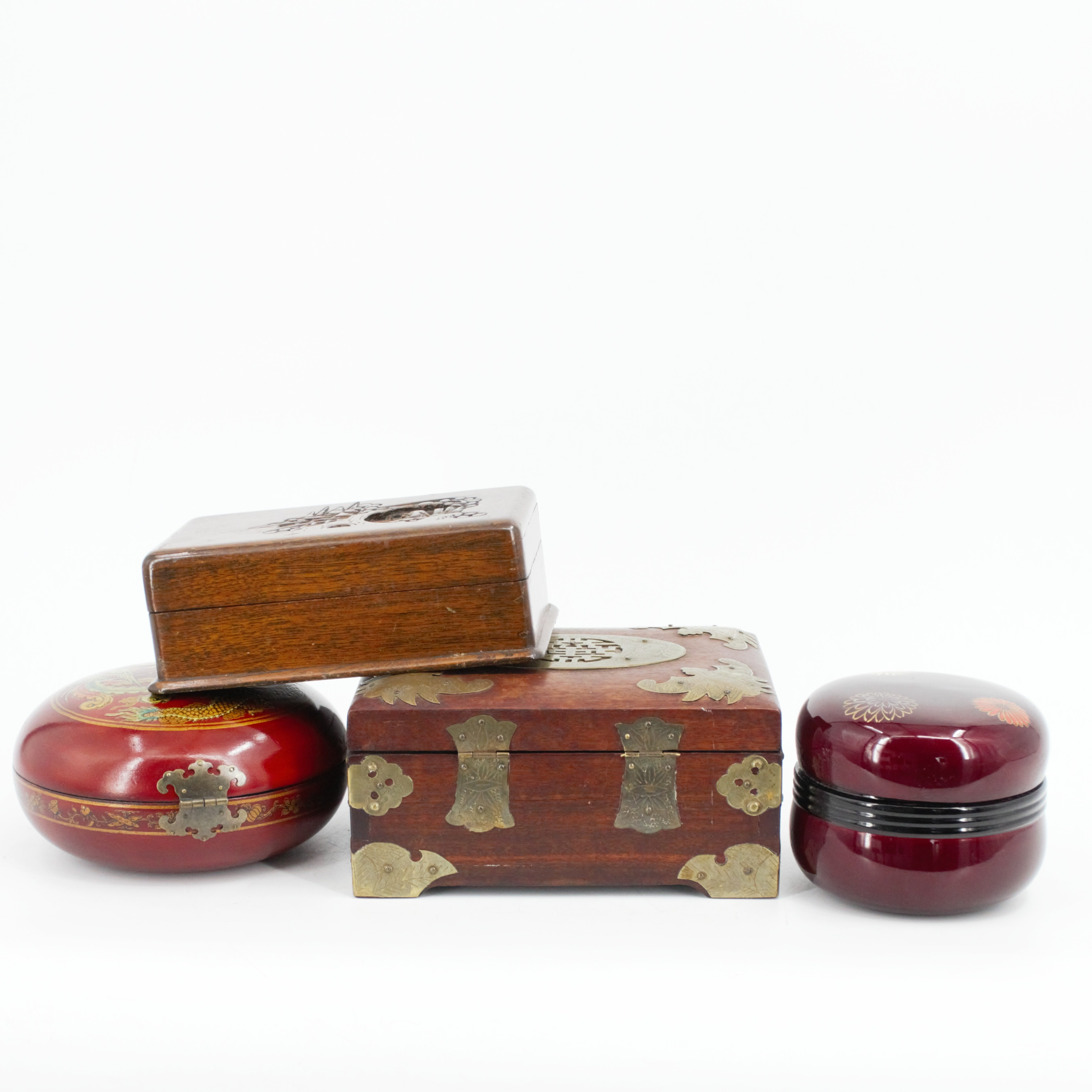 SKRIN och BURKAR, 4 st, bemålat och skuret trä, Kina.