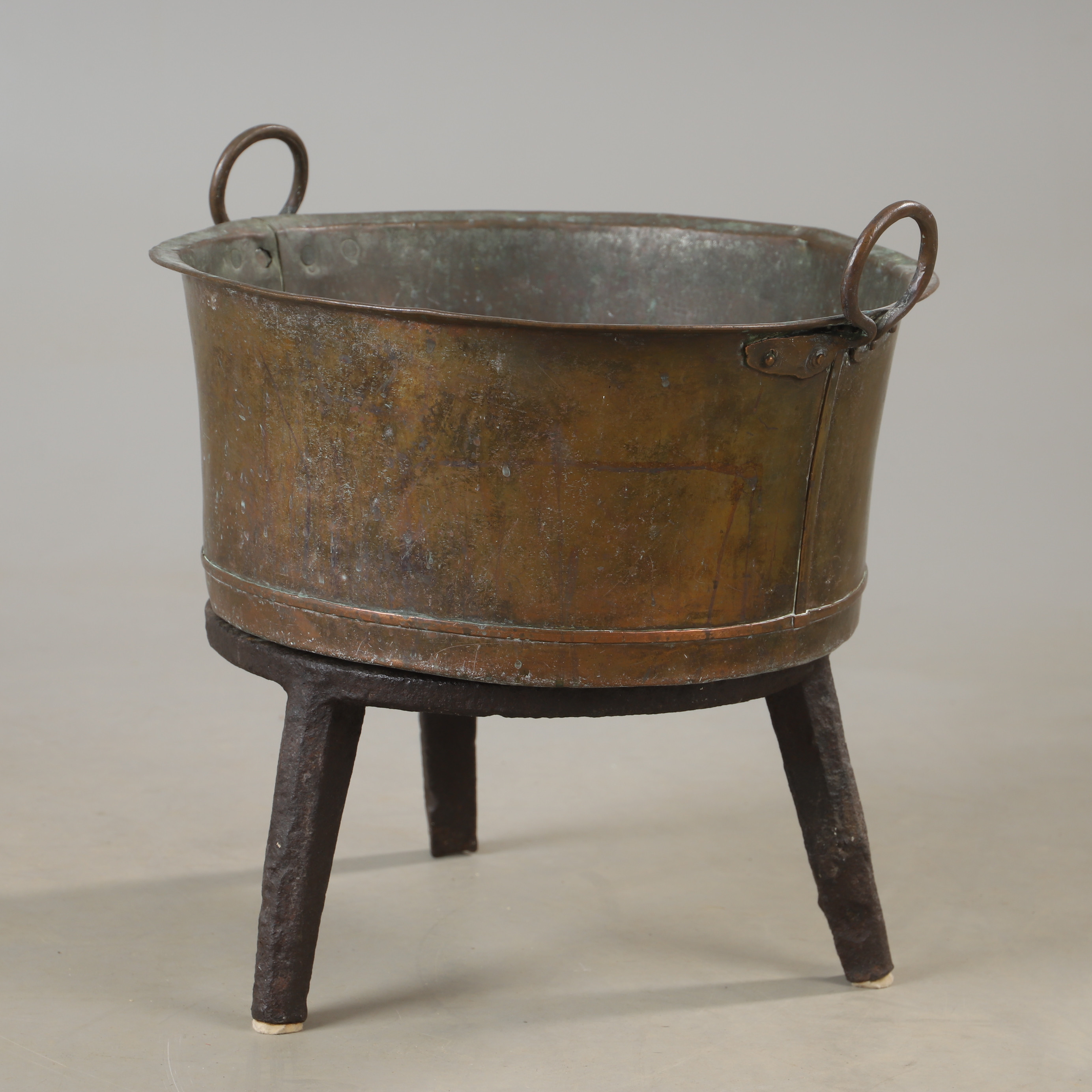 BALJA PÅ BENSTÄLLNING, koppar och smide, 1800/1900-tal.