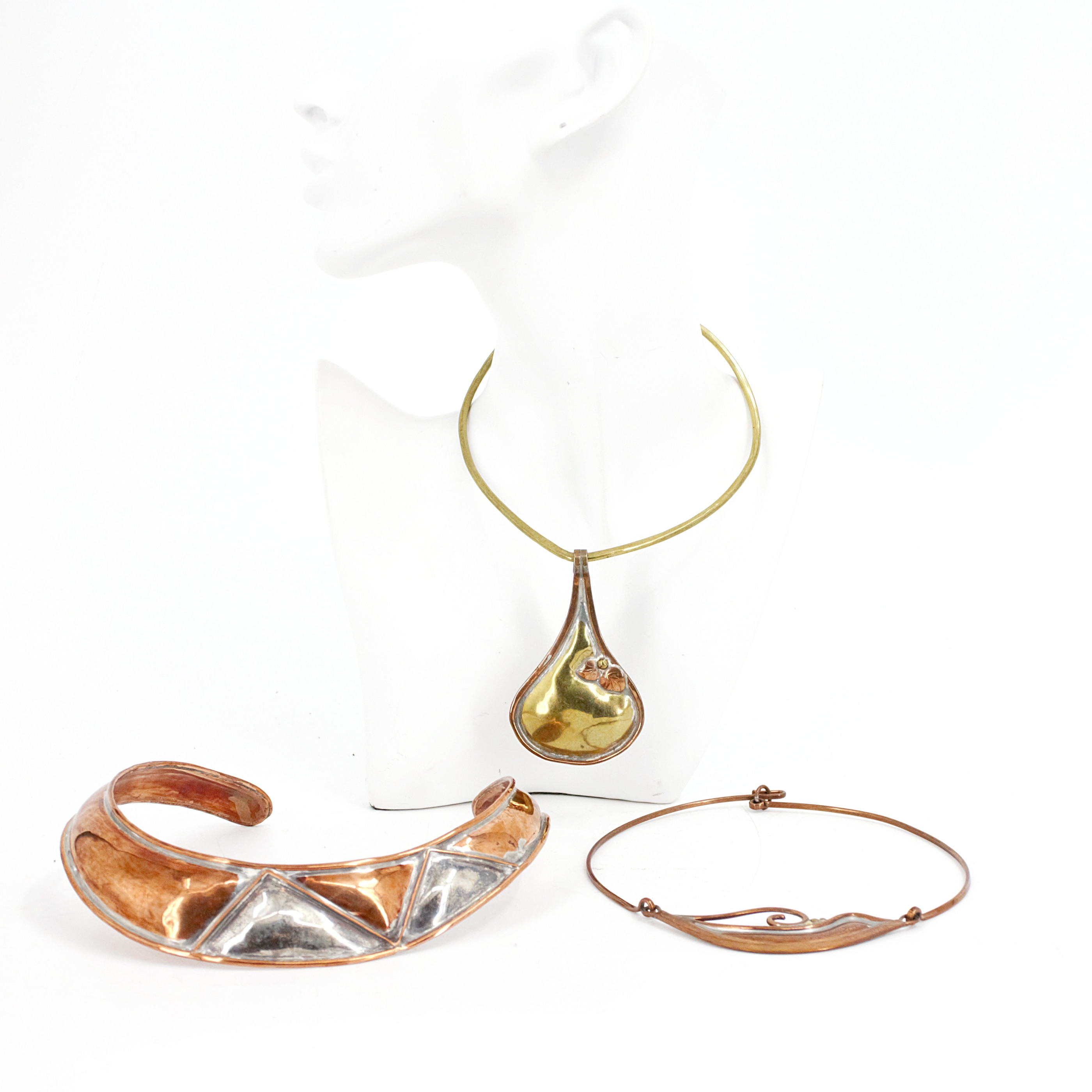 STELA HALSRINGAR, 3 st, koppar, metall och mässing, 1970-80 tal.