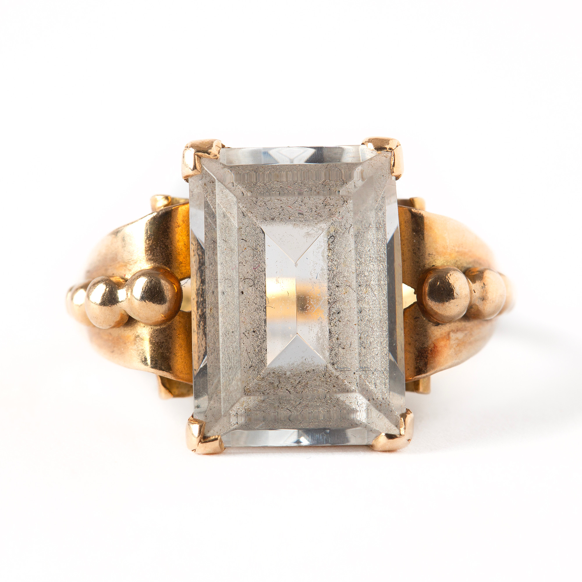 RING, 18K guld med fasttslipad bergkristall, CG Hallberg, Borås, 1961.