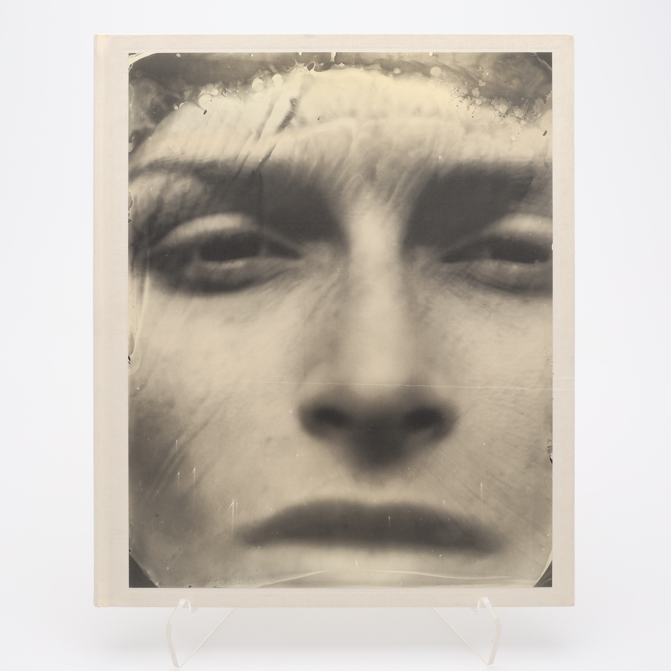 FOITO. DEN AMERIKANSKA FOTOGRAFEN SALLY MANNS SVART-VITA PORTRÄTTFOTOGRAFIER I FÖRSTA UPPLAGAN 2006. PUBLICERAD IN FÖR EN UTSTÄLLNING PÅ GAGOSIAN GALLERY I NEW YORK. SIGNERAD AV SALLY MANN.