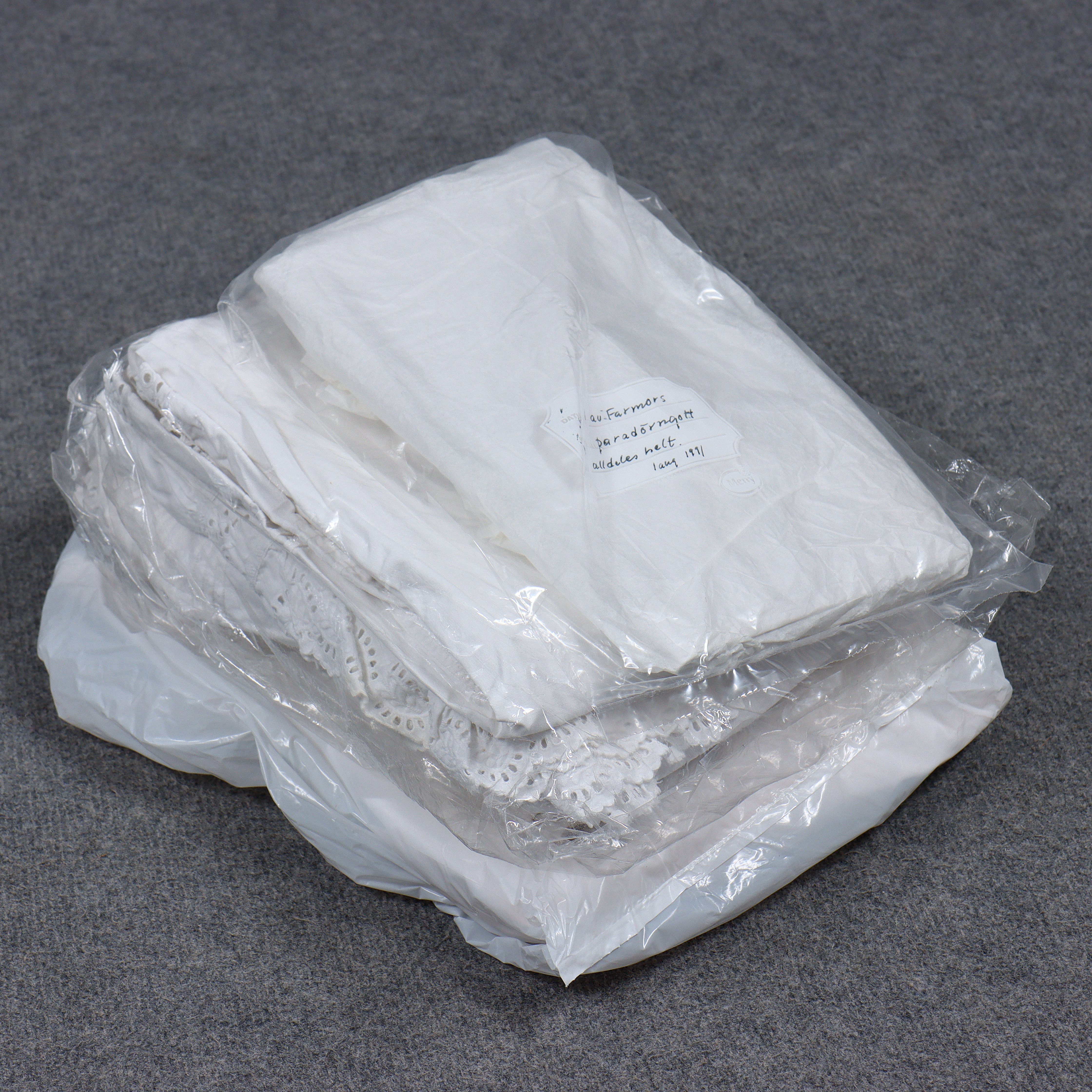 SAMLING NATTKLÄDER, SAMT KUDDFODRAL I LINNE, 1900-TAL.