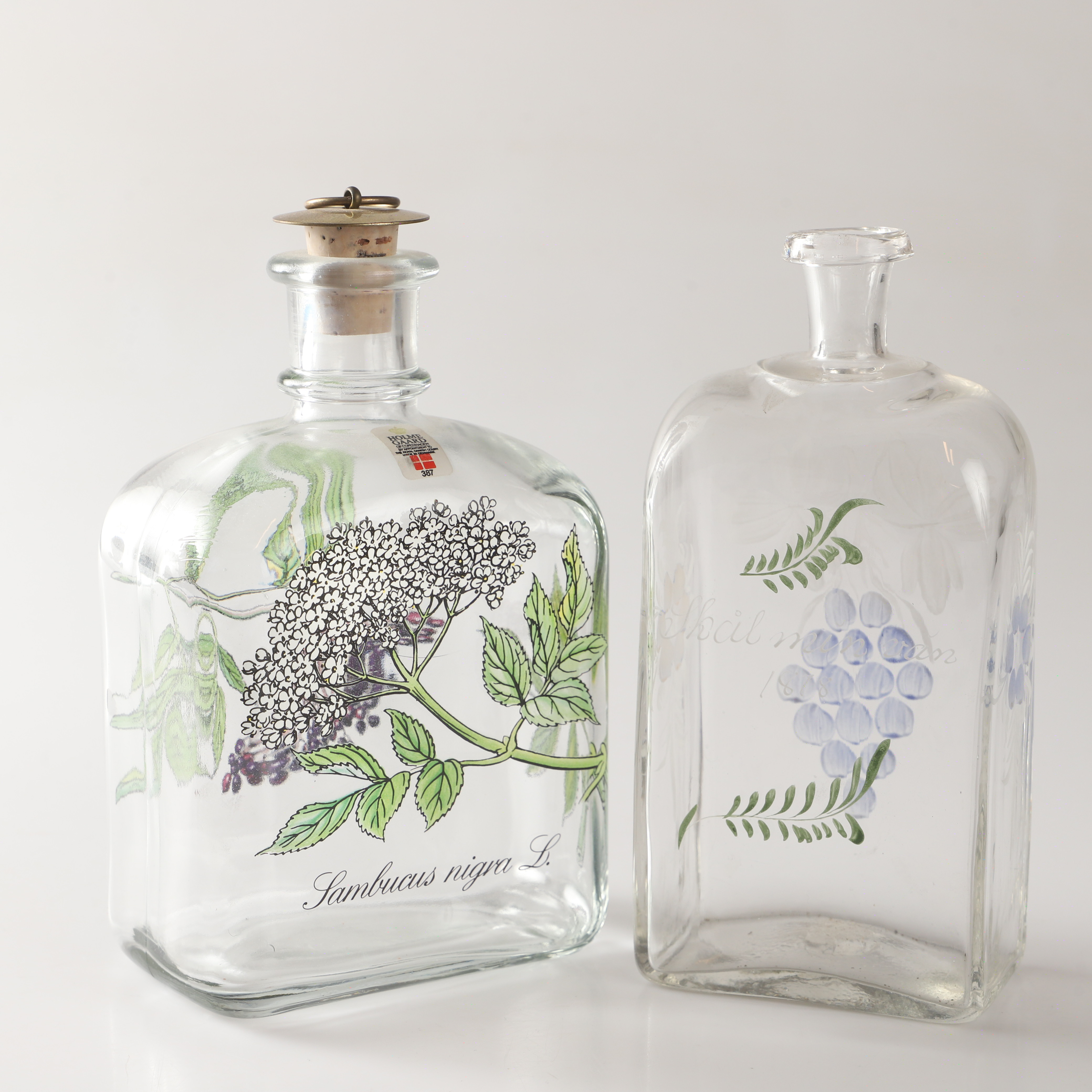 KARAFFER, 2 stycken, glas, 1800 samt sent 1900-tal.