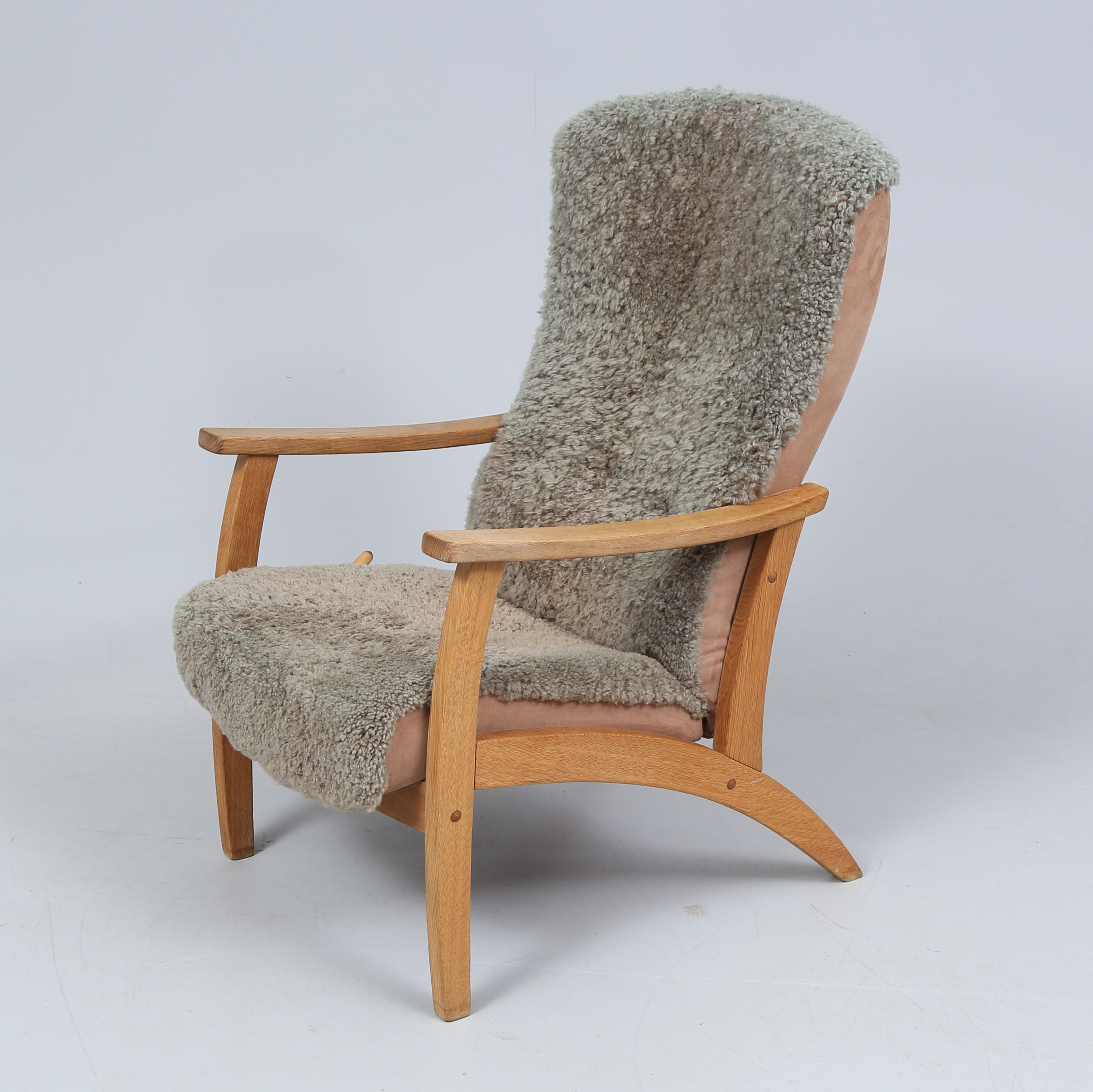 FÅTÖLJ, stomme av trä, klädsel av fårskinn, 1900-talets senare del.