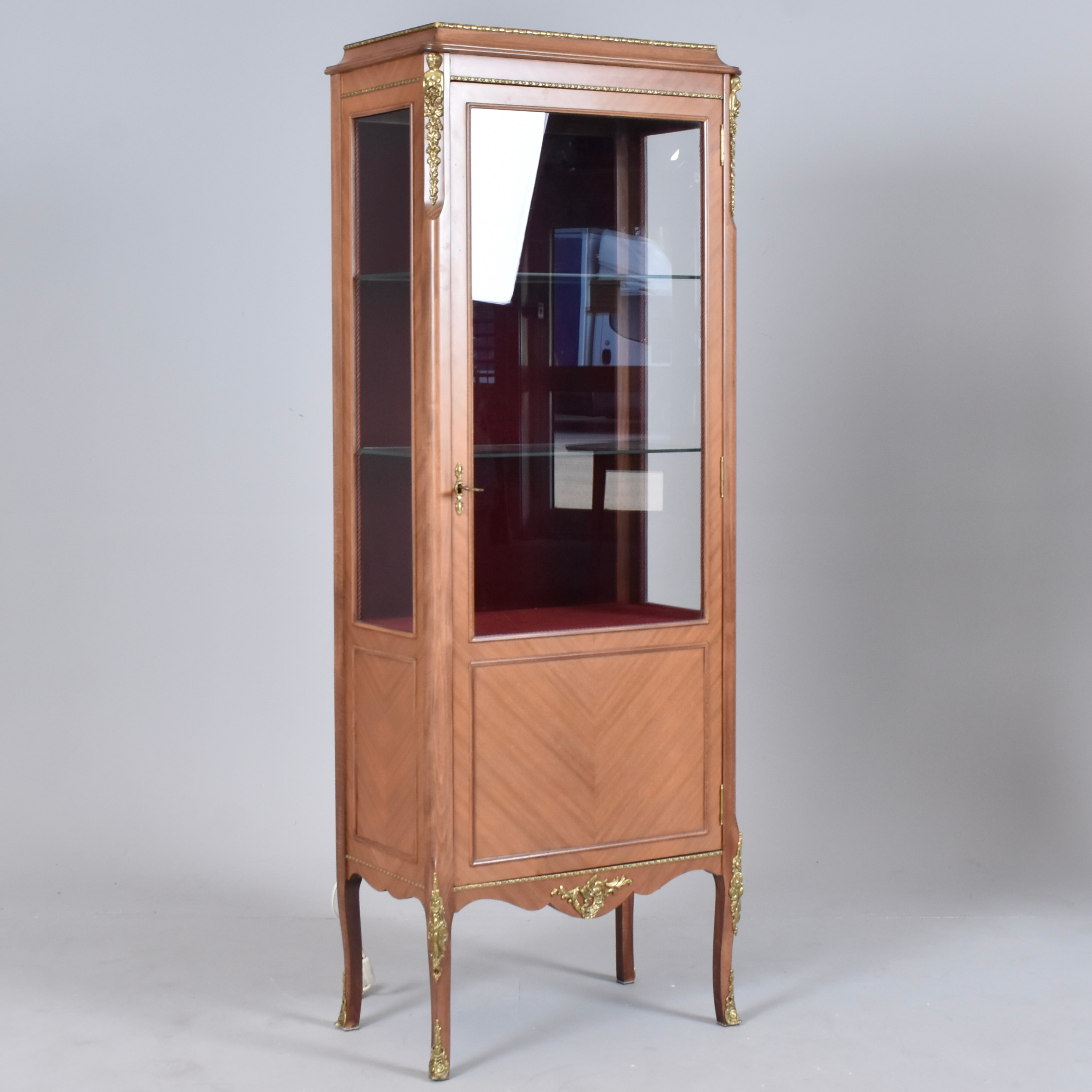 VITRINSKÅP, mahogny med mässingsbeslag.