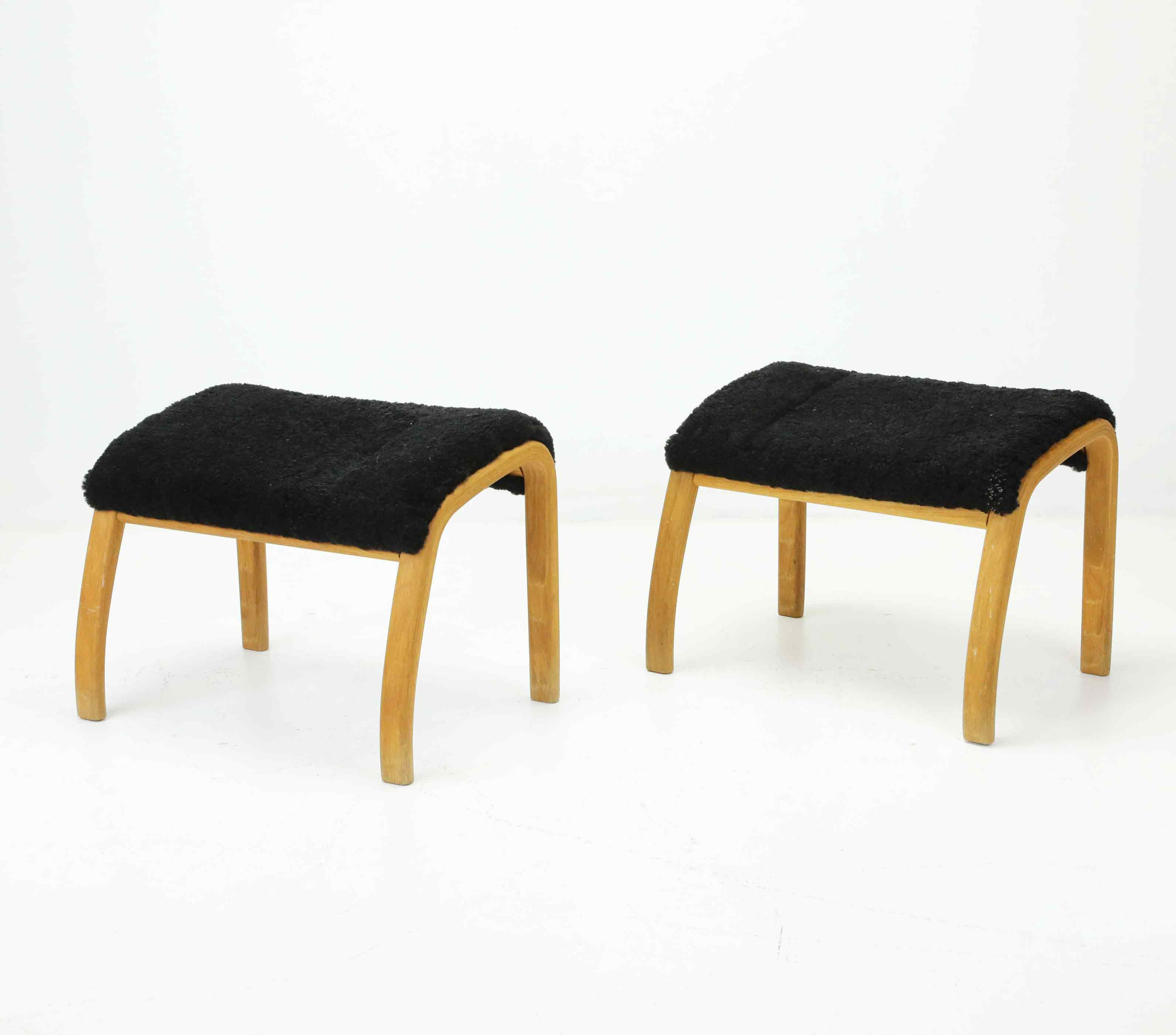 FOTPALLAR, ett par, ek, fårskinnklädsel, samtida, MIO.