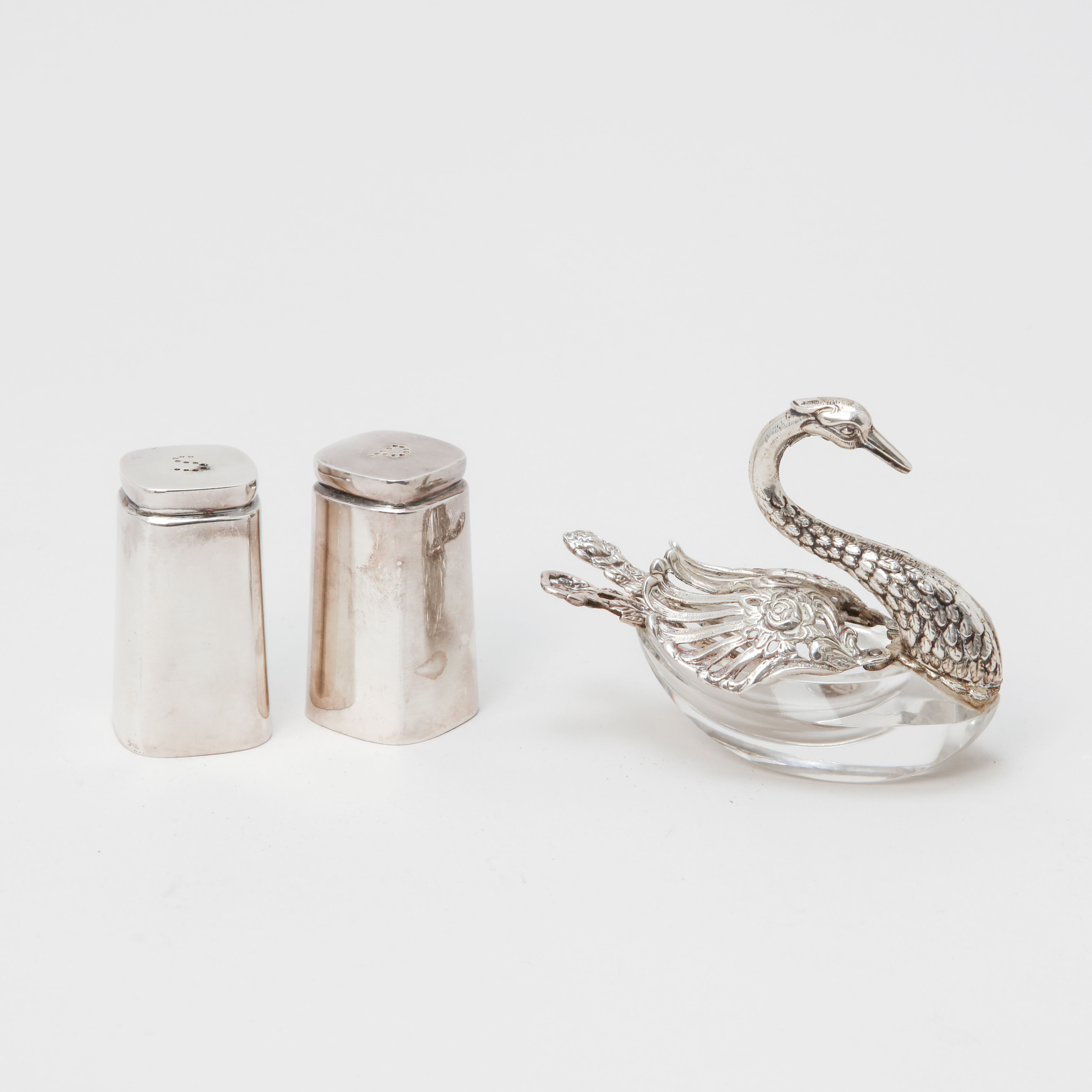 SALT- och PEPPARTSTRÖARE, silver, Göteborg, 1961 samt SALTKAR MED SKEDAR, silver och glas.