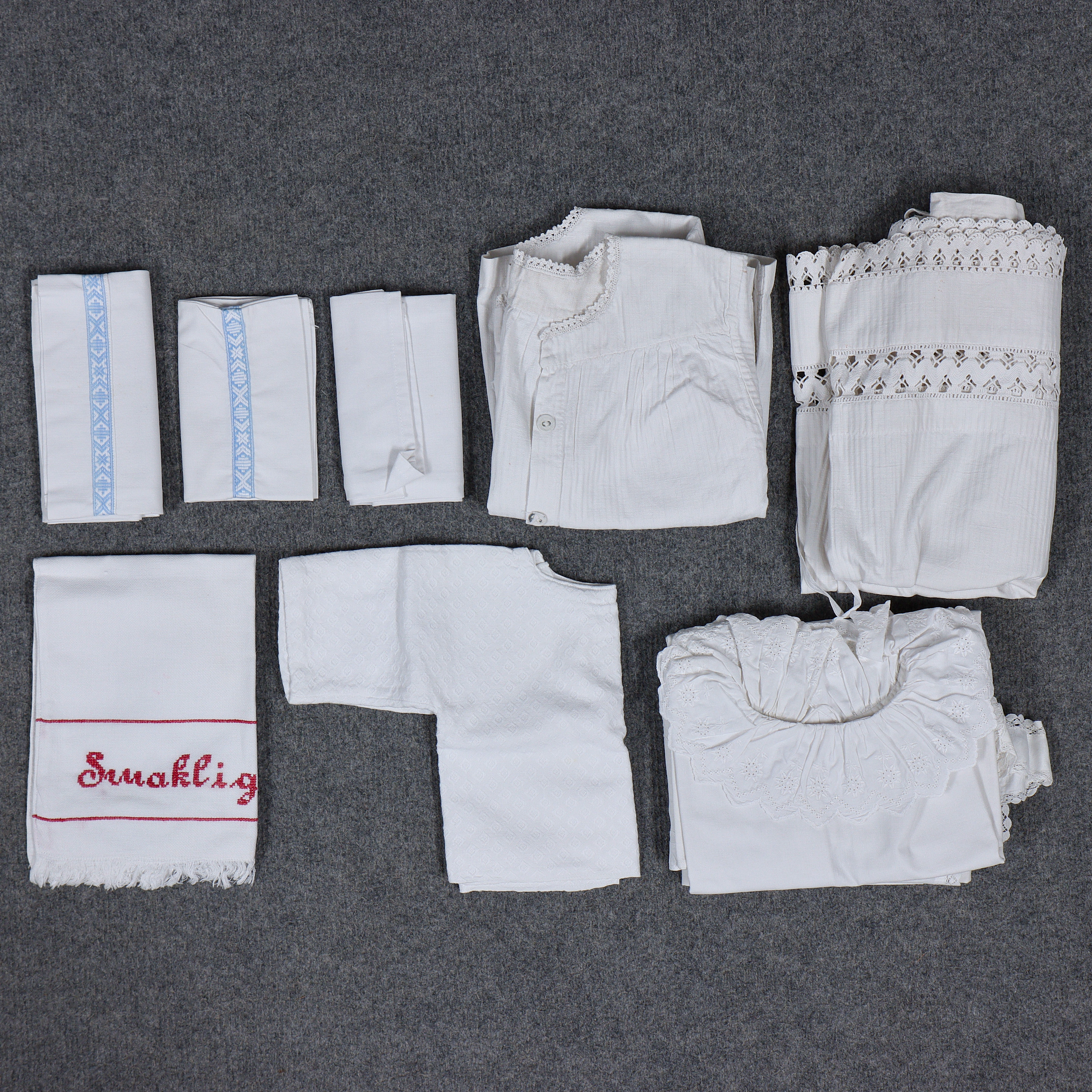 SAMLING BARN/BEBISKLÄDER I LINNE, SAMT TILLBEHÖR TILL DOCKSÄNG, 1880/1900-TAL.