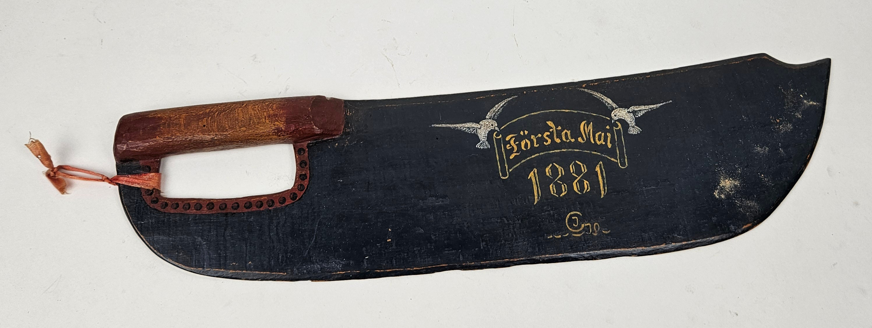 SKÄKTKNIV, trä, daterad Första Mai 1881.