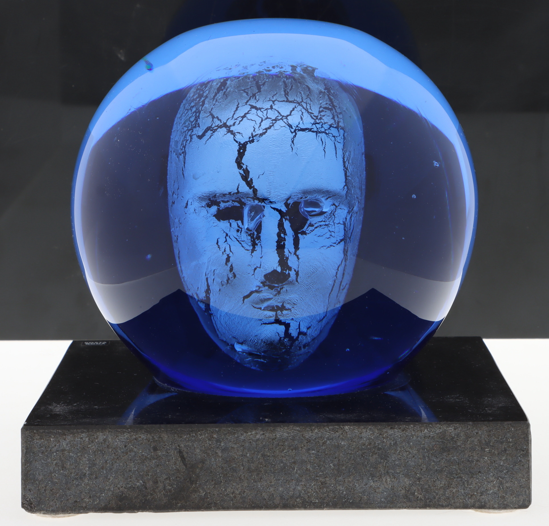 BERTIL VALLIEN. Skulptur, blå glasmassa på stensockel, "Headman", no. 7090336, signerad, Kosta Boda.