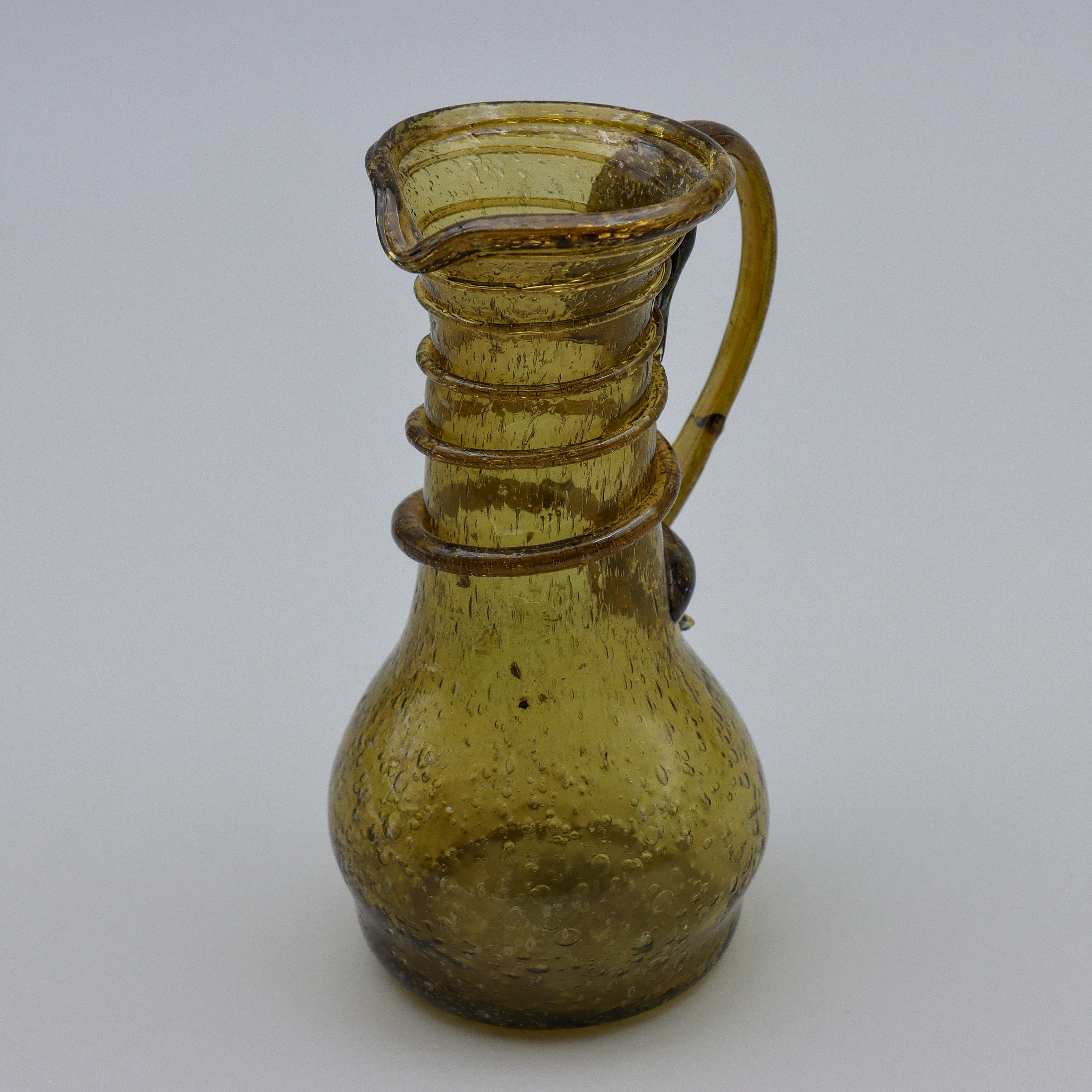 HANDBLÅST KANNA MED SPIRALTRÅDSDEKOR, GRÖNTONIGT BUBBLIGT GLAS.