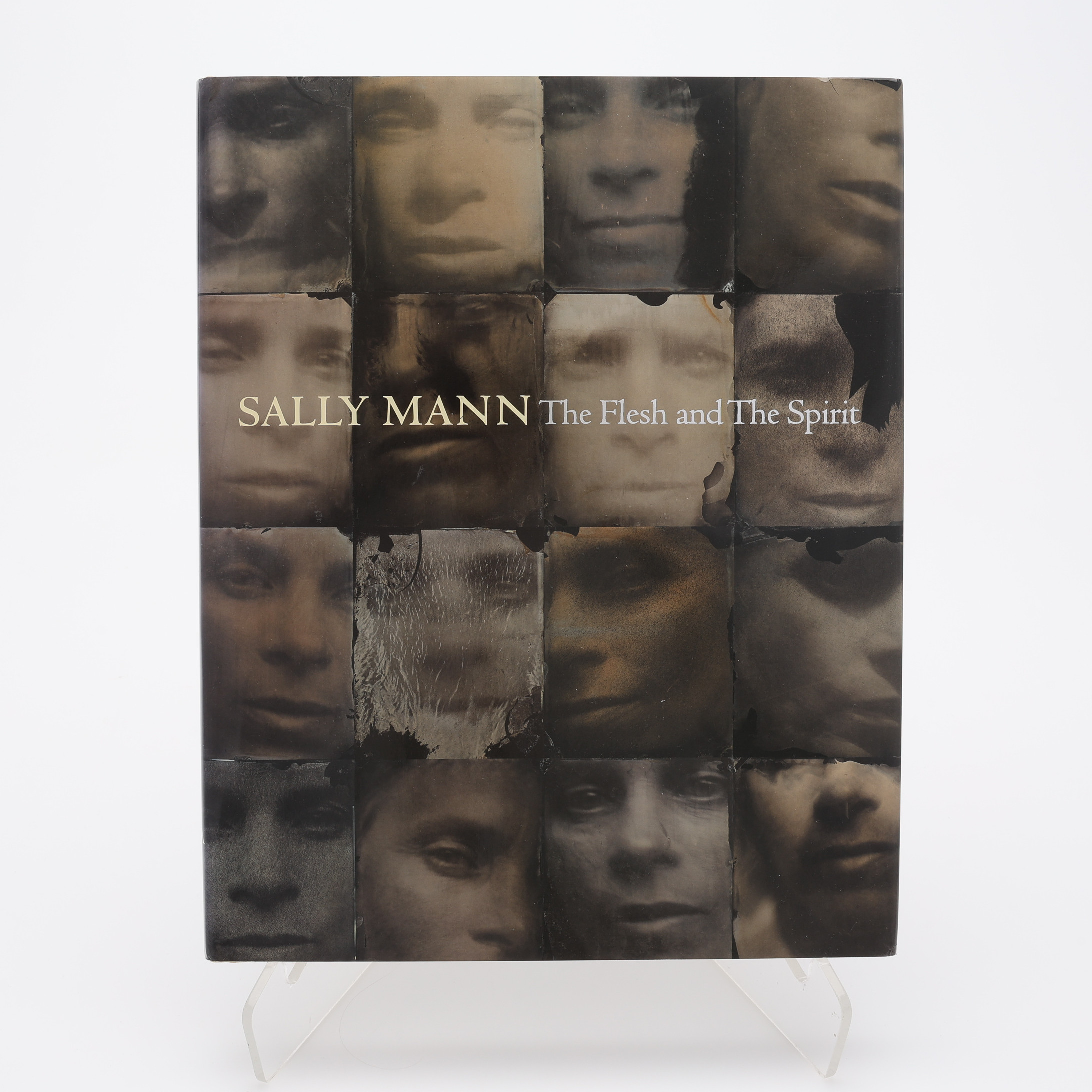 FOTO. DEN AMERIKANSKA FOTOGRAFEN SALLY MANNS THE FLESH AND THE SPIRIT I FÖRSTA UPPLAGAN 2010.