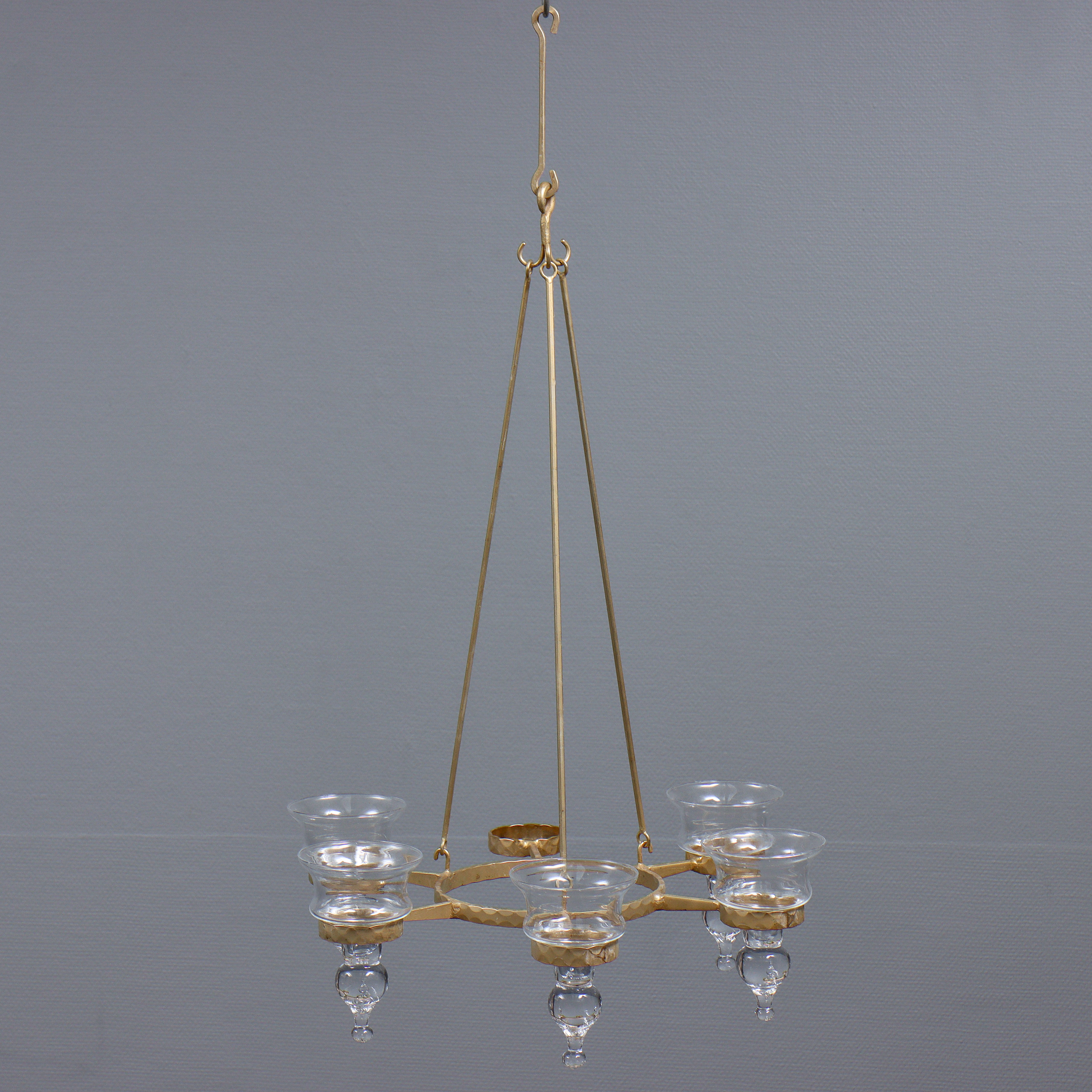 BERTIL VALLIEN. LJUSKRONA MED GLASKUPOR, BODA SMIDE.